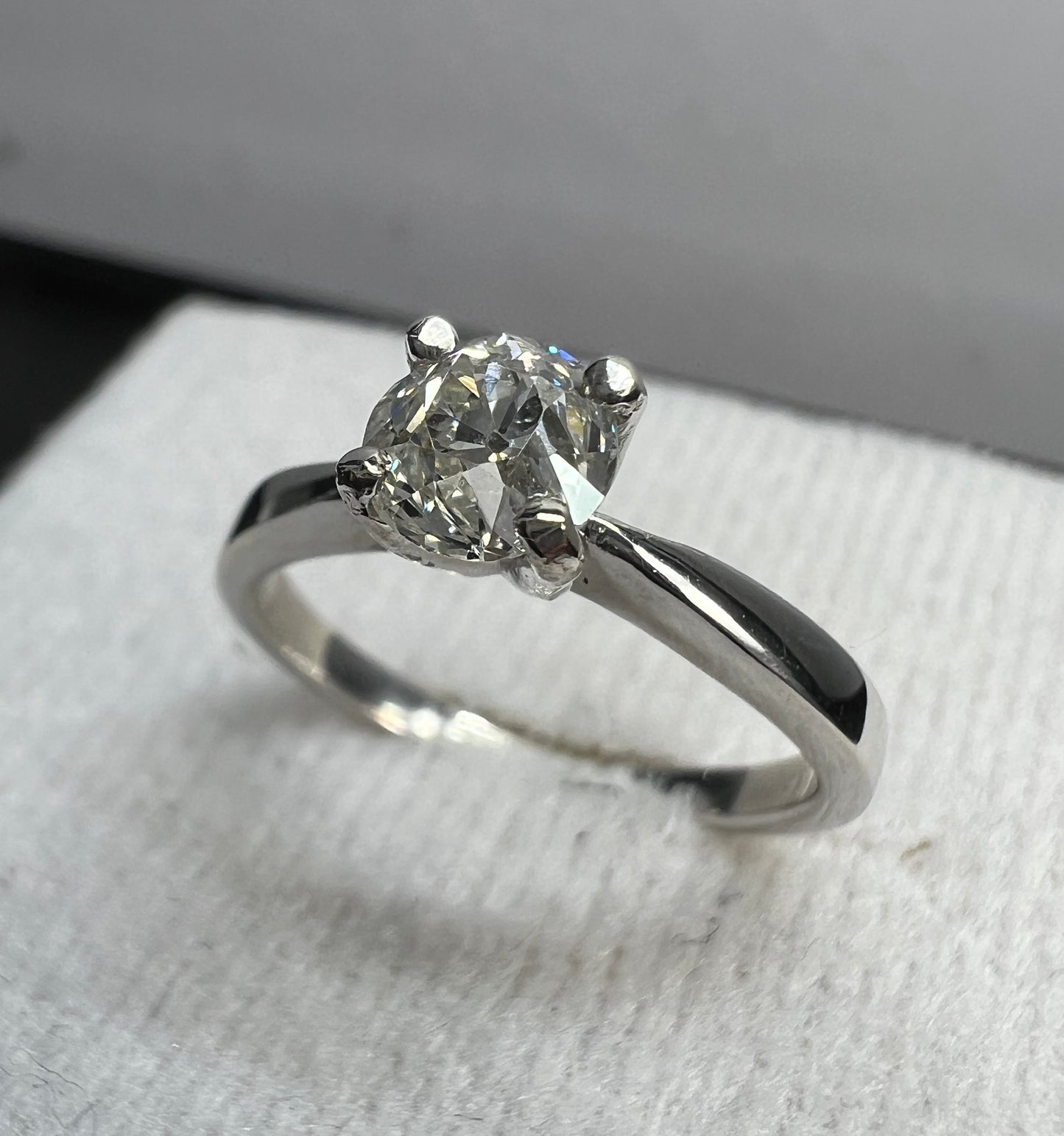 Anillo de Compromiso Oro Blanco con Diamante Natural 0.65ct