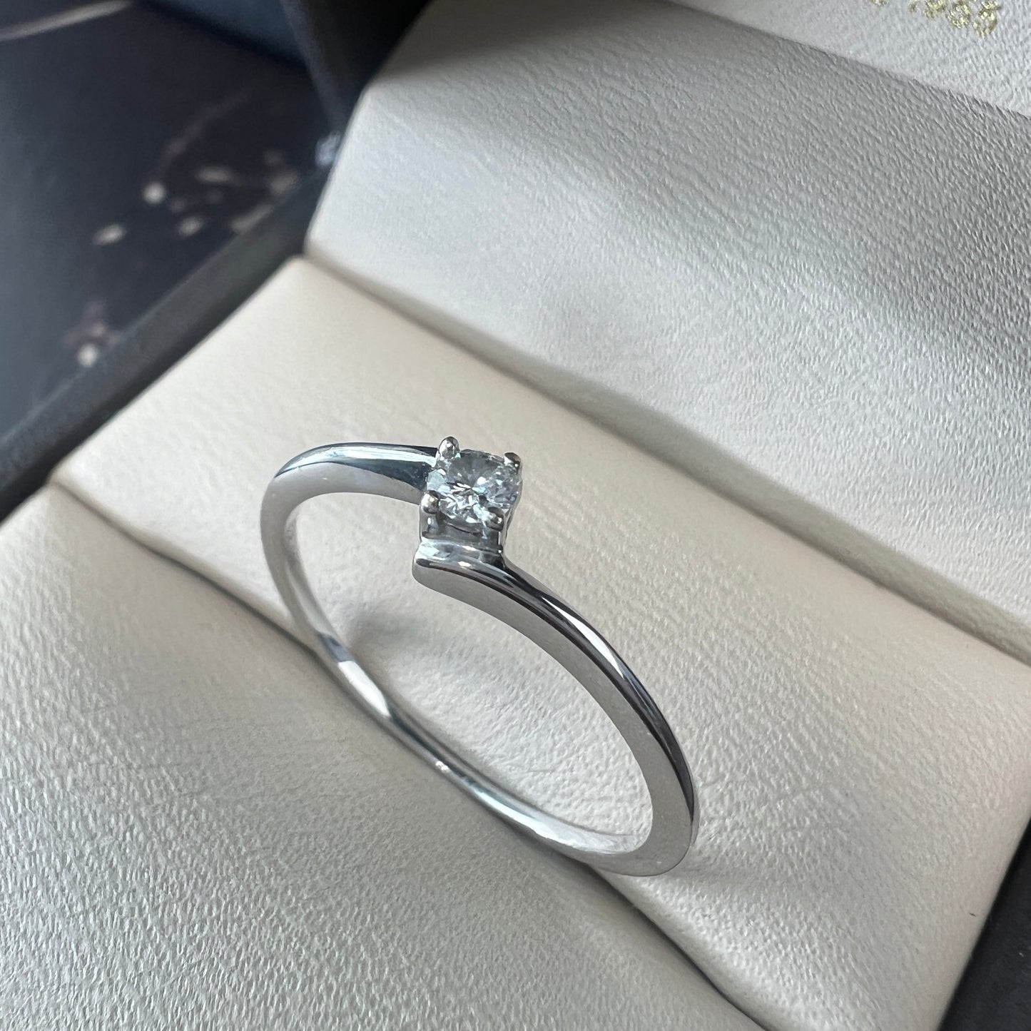 Anillo de Compromiso Oro Blanco 14k con Diamante Natural de 0.07ct