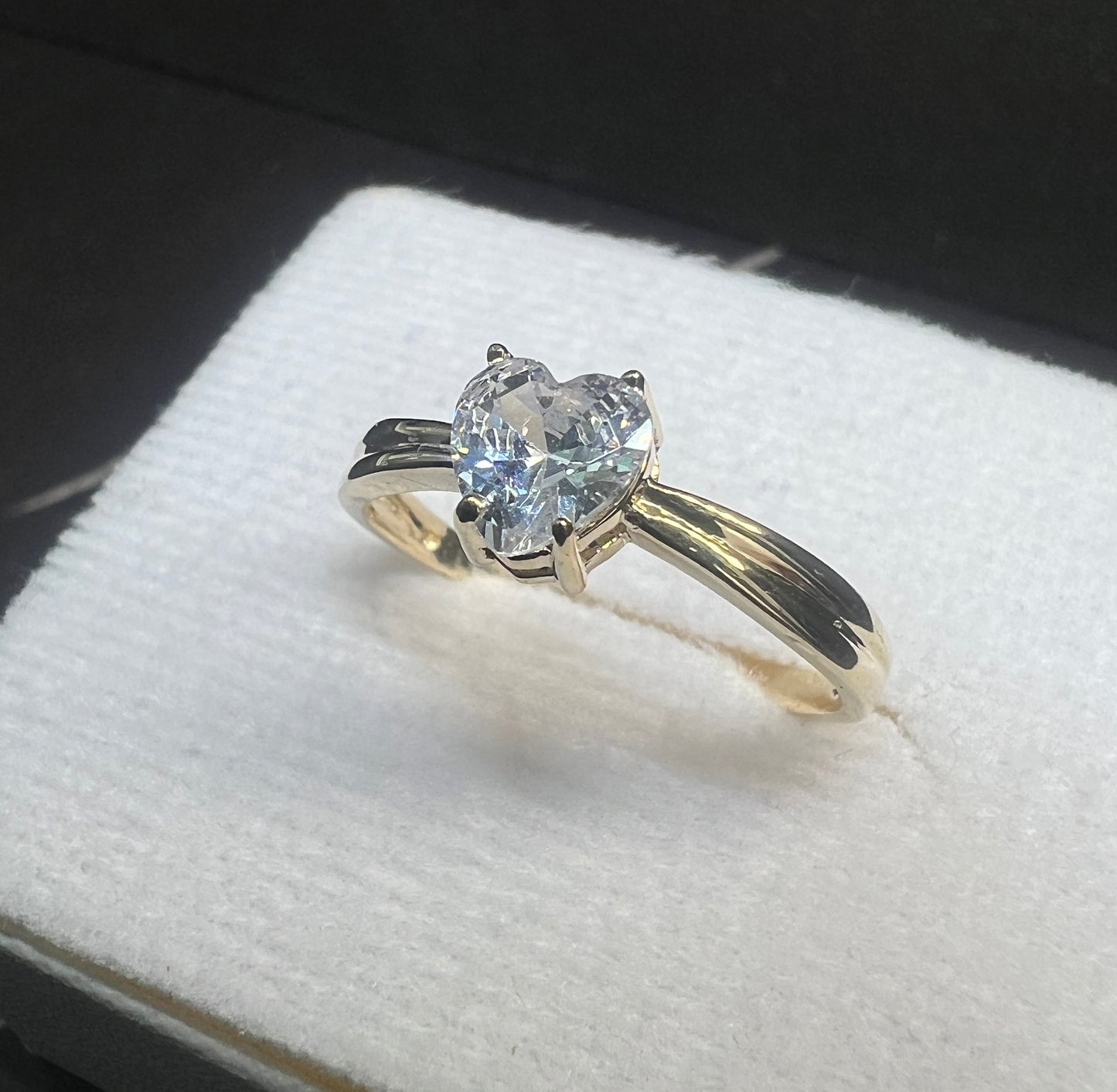 Anillo de Compromiso Oro con Zirconia Corazón