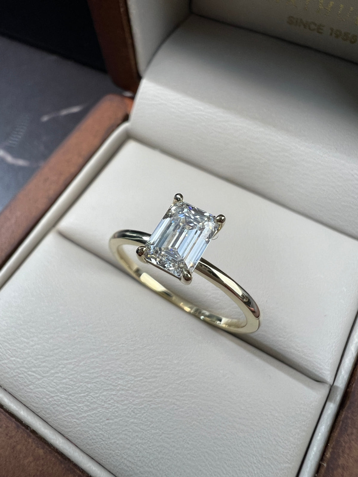 Anillo de Compromiso Oro Amarillo de 14k con Diamante de Laboratorio Esmeralda 1.00ct Certificado IGI