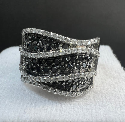 Anillo Oro Blanco con Diamantes Naturales Blancos y Negros 2.36ct