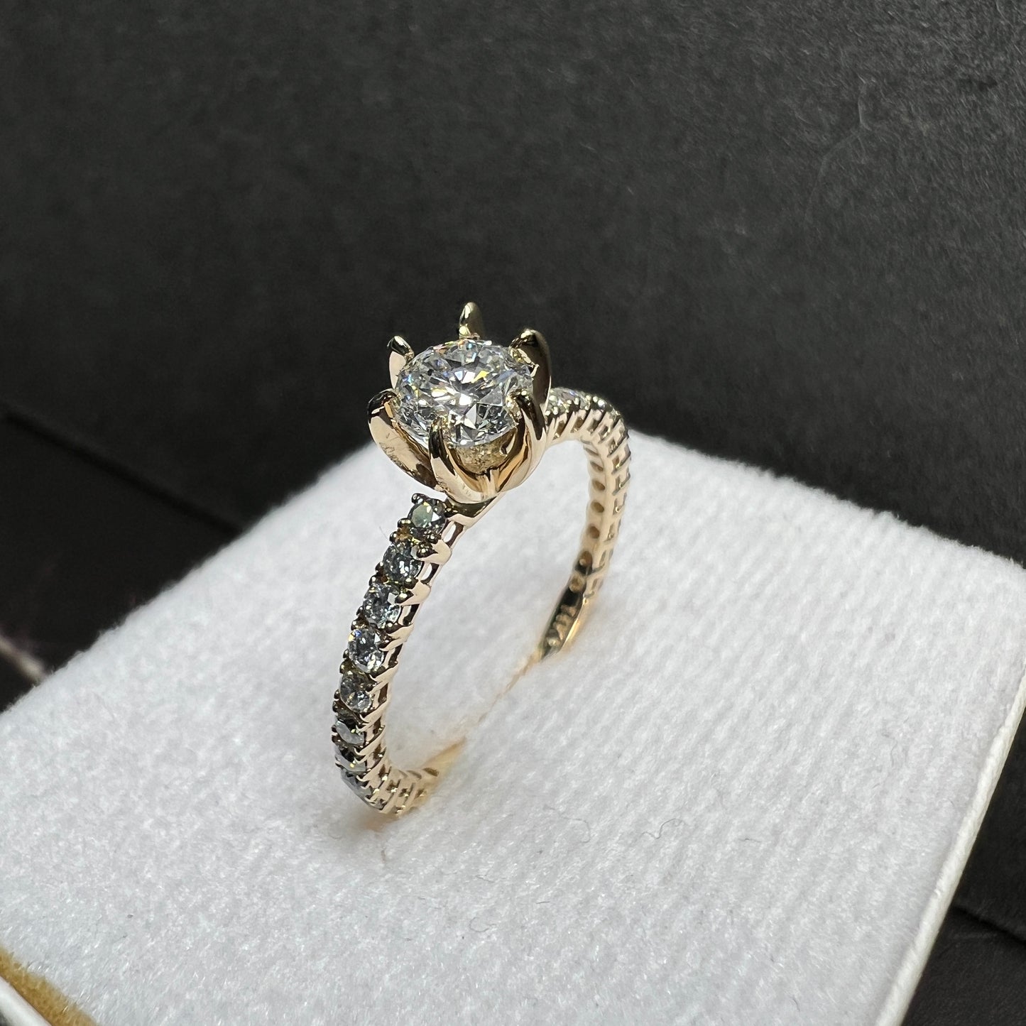 Anillo de Compromiso Pavé Oro Amarillo con Diamantes Naturales 1.22ct