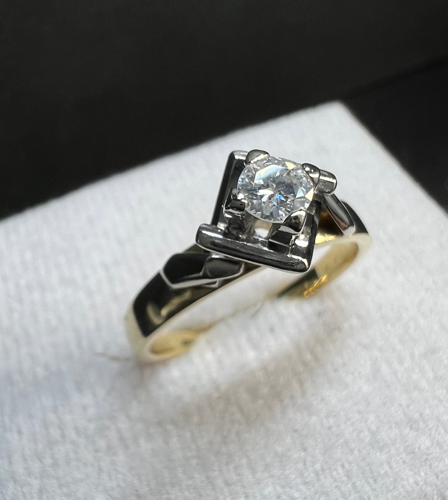 Anillo de Compromiso Oro Amarillo y Blanco con Diamante Natural 0.20ct