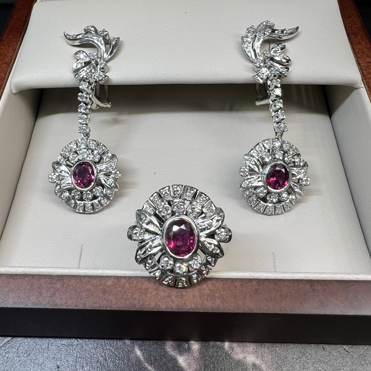 Juego de Anillo y Aretes de Plata Paladio con Rubies y Diamantes Naturales 1.68ct