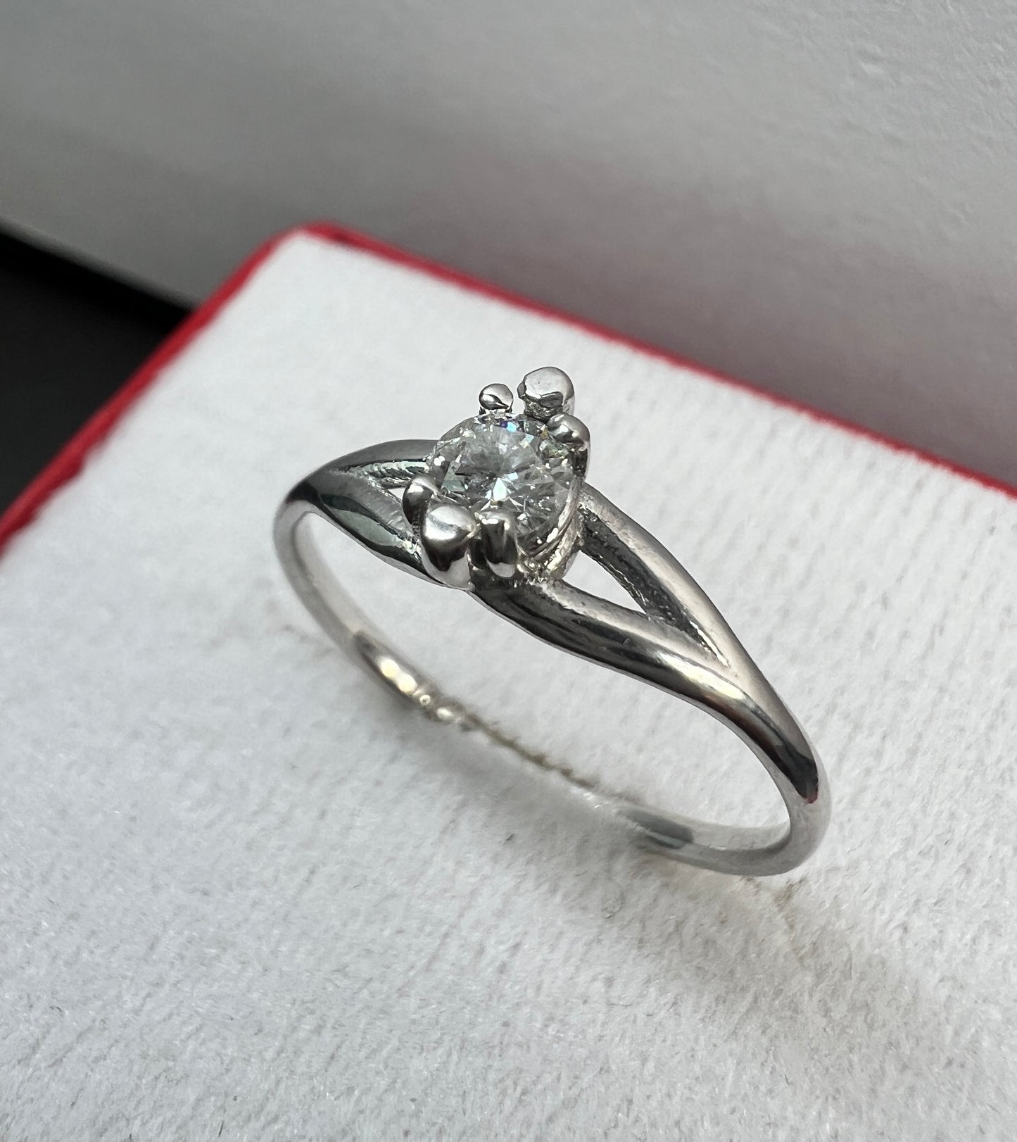 Anillo de Compromiso Oro Blanco con Diamante Natural 0.15ct