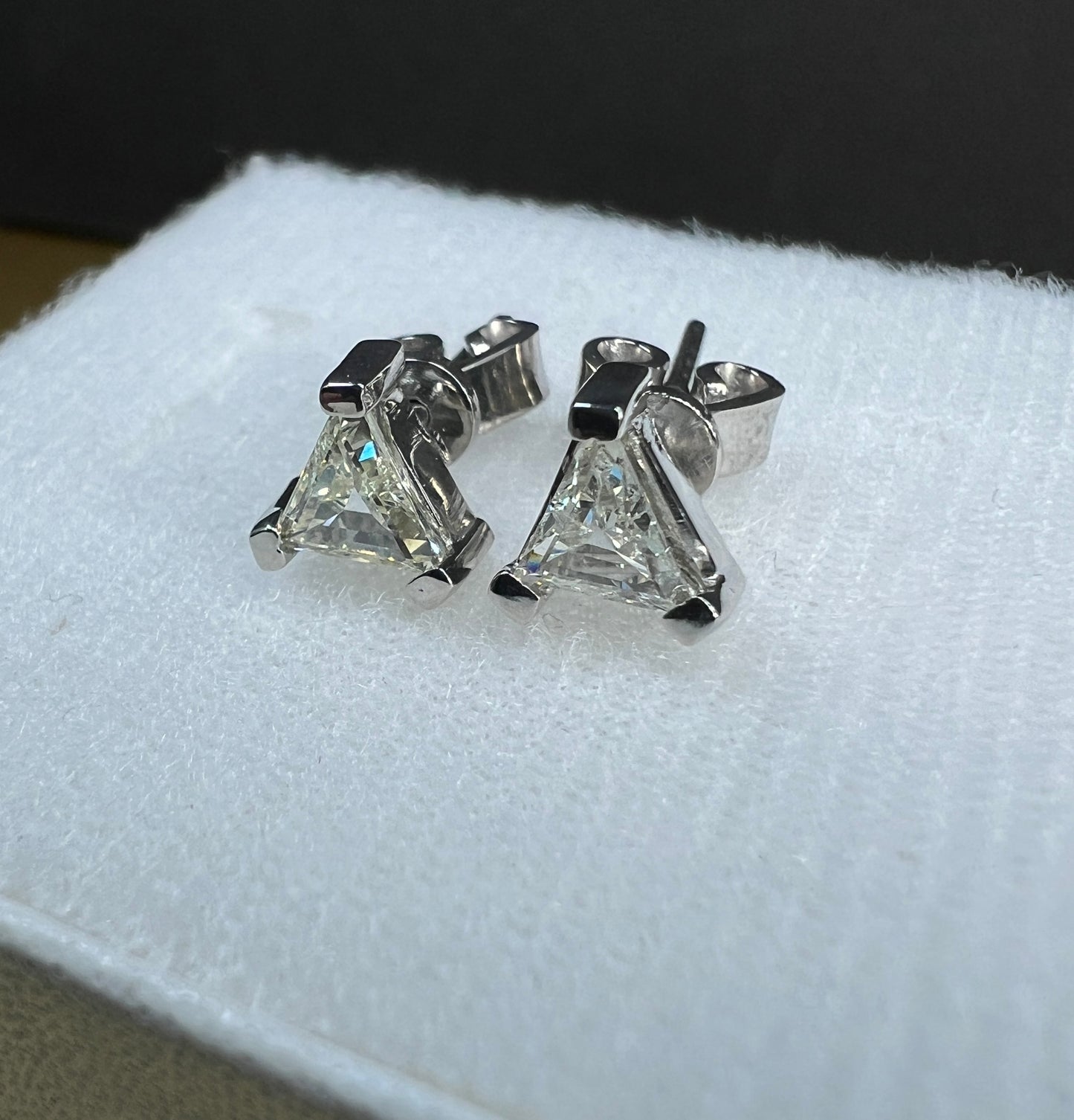 Aretes Broquel Oro Blanco con Diamantes Naturales Trillion 0.62ct