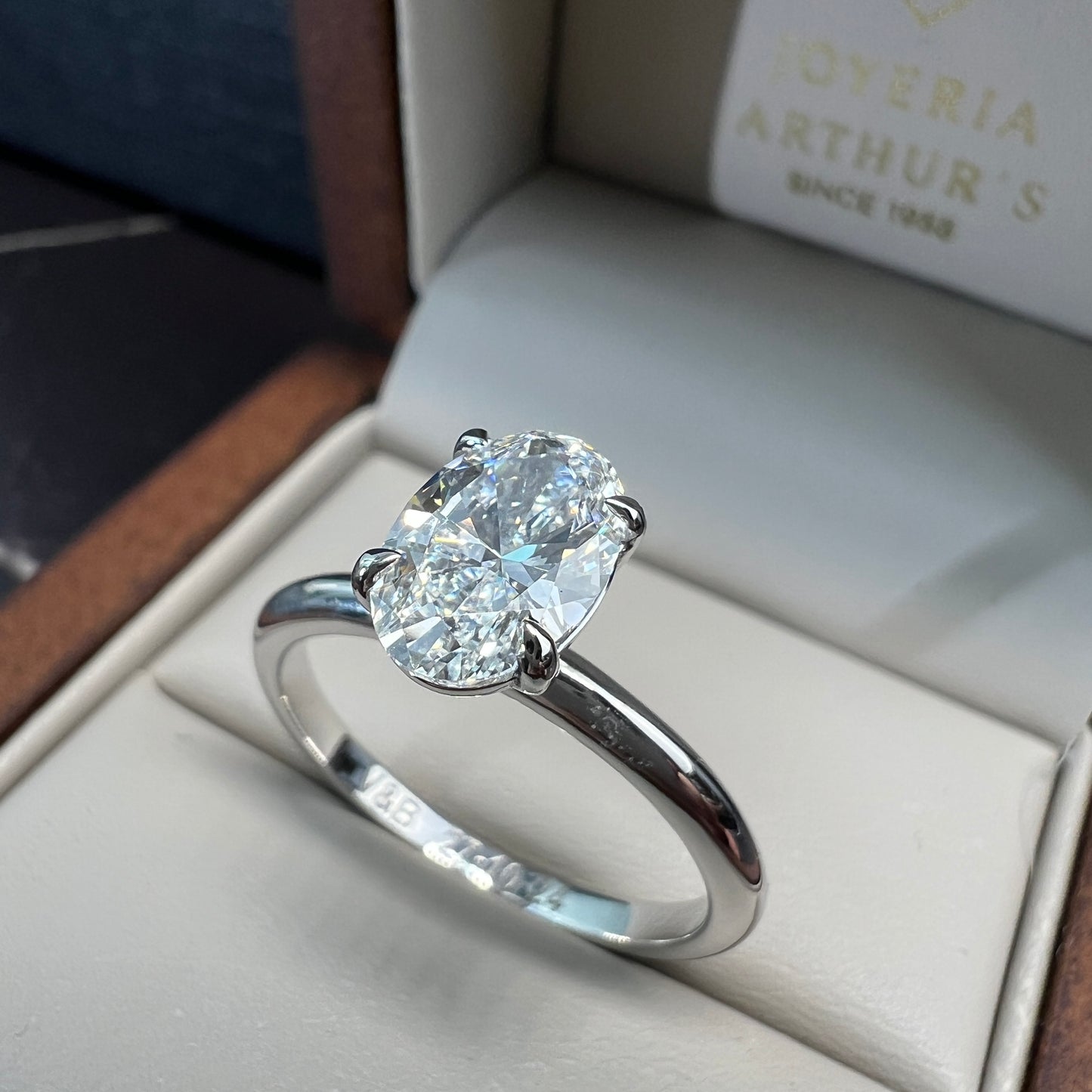 Anillo de Compromiso Oro Blanco 14k con Diamante de Laboratorio Oval 1.50ct Certificado IGI