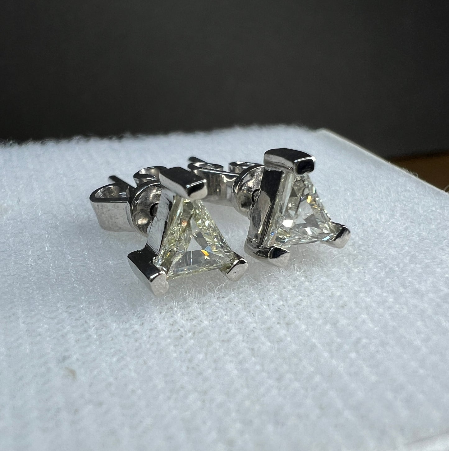 Aretes Broquel Oro Blanco con Diamantes Naturales Trillion 0.62ct