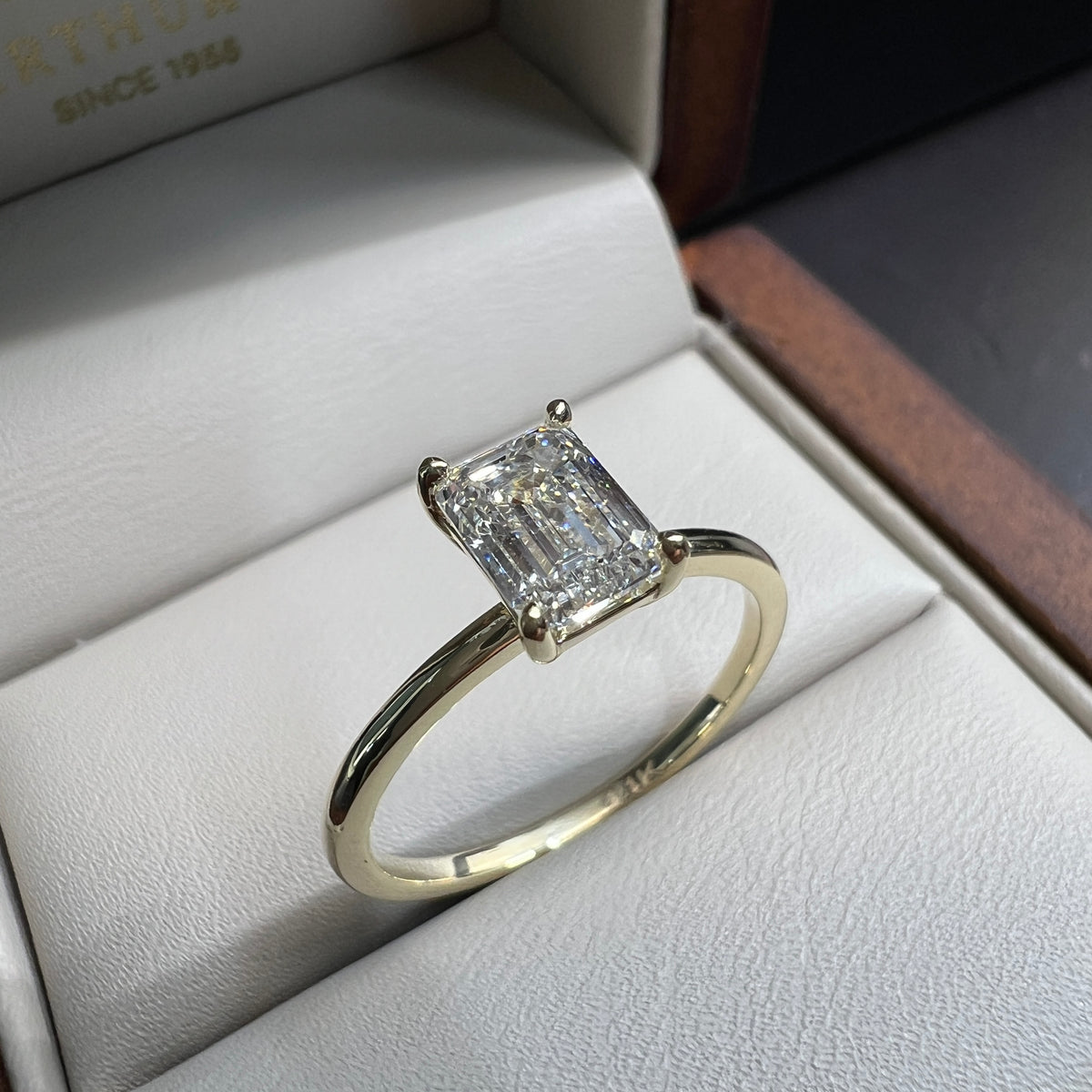 Anillo de Compromiso Oro Amarillo de 14k con Diamante de Laboratorio Esmeralda 1.00ct Certificado IGI