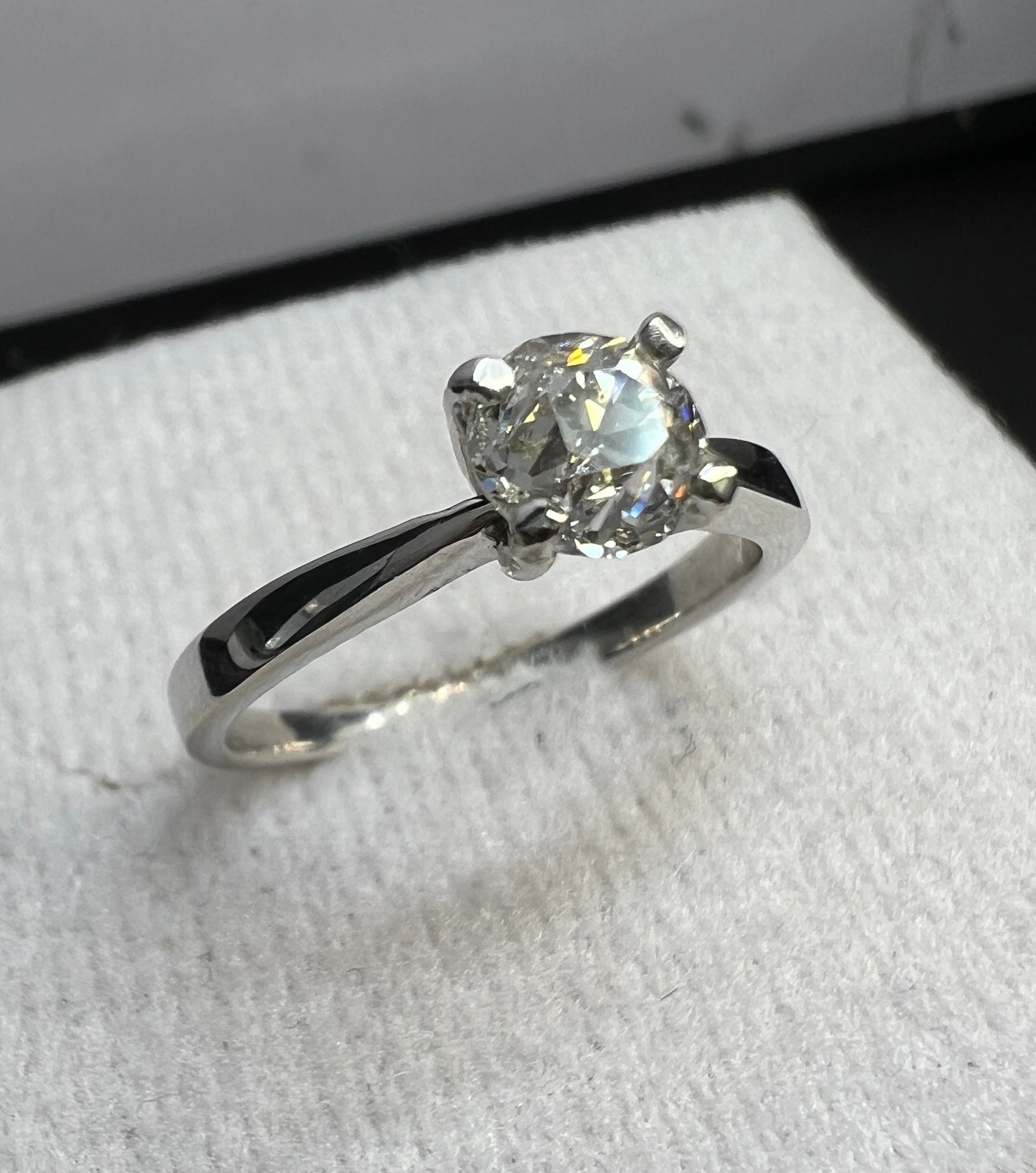 Anillo de Compromiso Oro Blanco con Diamante Natural 0.65ct