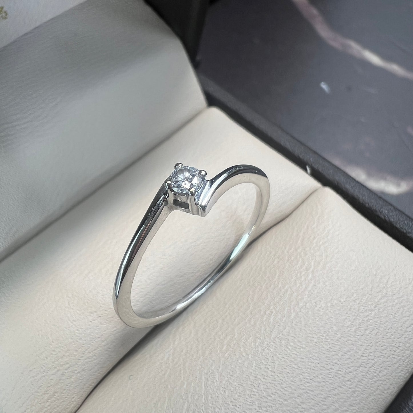 Anillo de Compromiso Oro Blanco 14k con Diamante Natural de 0.07ct