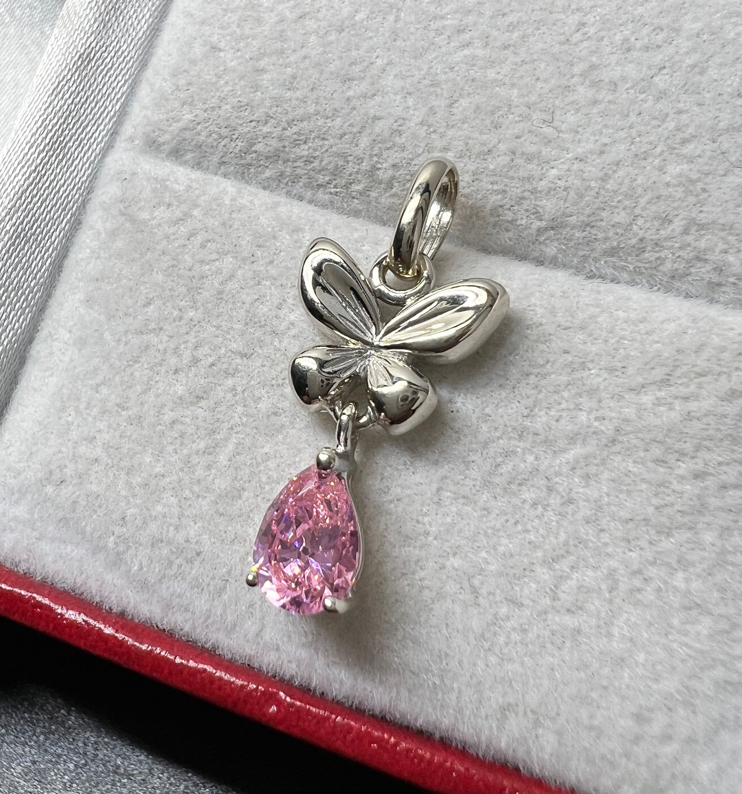 Dije Mariposa Oro Blanco 14kt con Zirconia Rosa