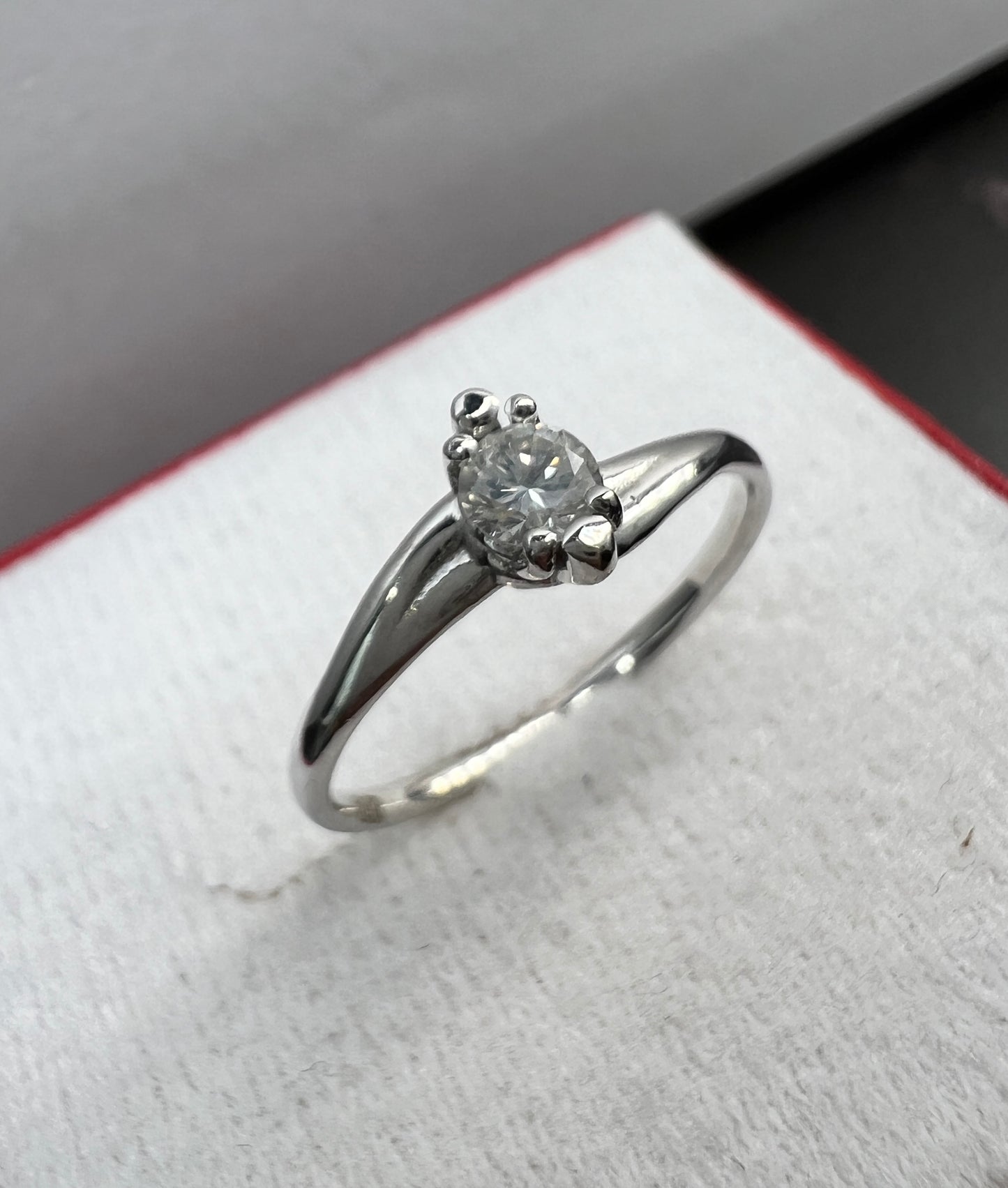 Anillo de Compromiso Oro Blanco con Diamante Natural 0.20ct