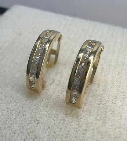 Arracadas Huggies Oro Sólido 10kt con Zirconias