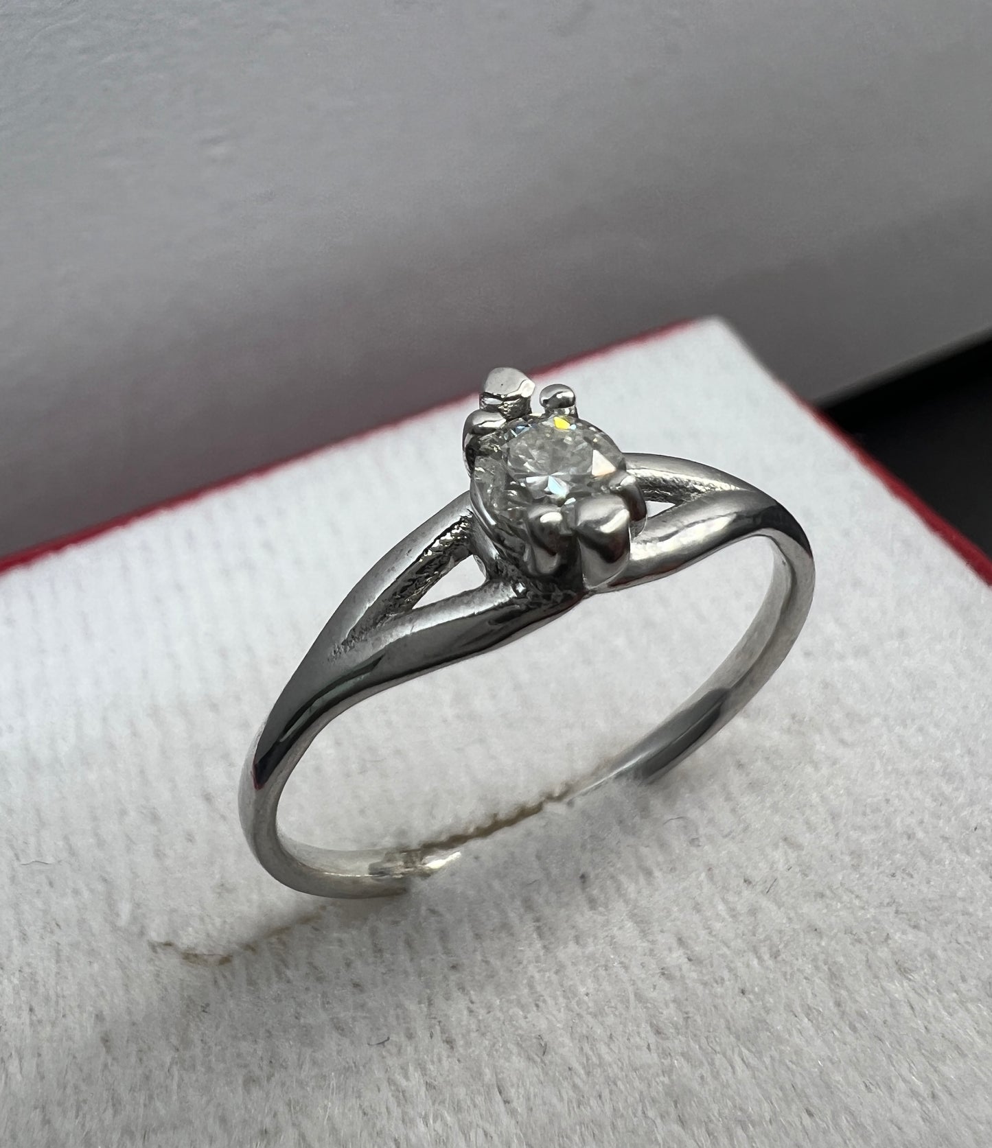 Anillo de Compromiso Oro Blanco con Diamante Natural 0.15ct