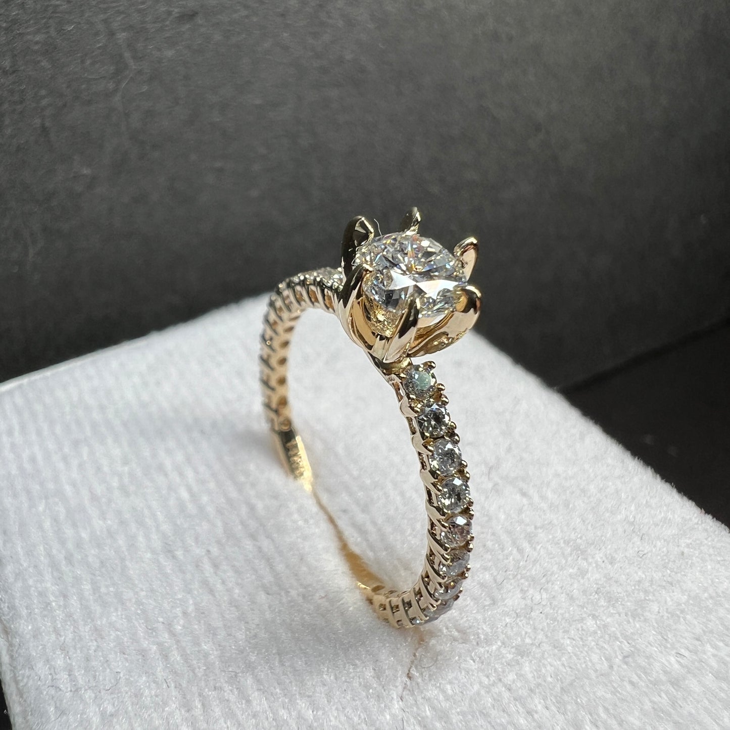 Anillo de Compromiso Pavé Oro Amarillo con Diamantes Naturales 1.22ct