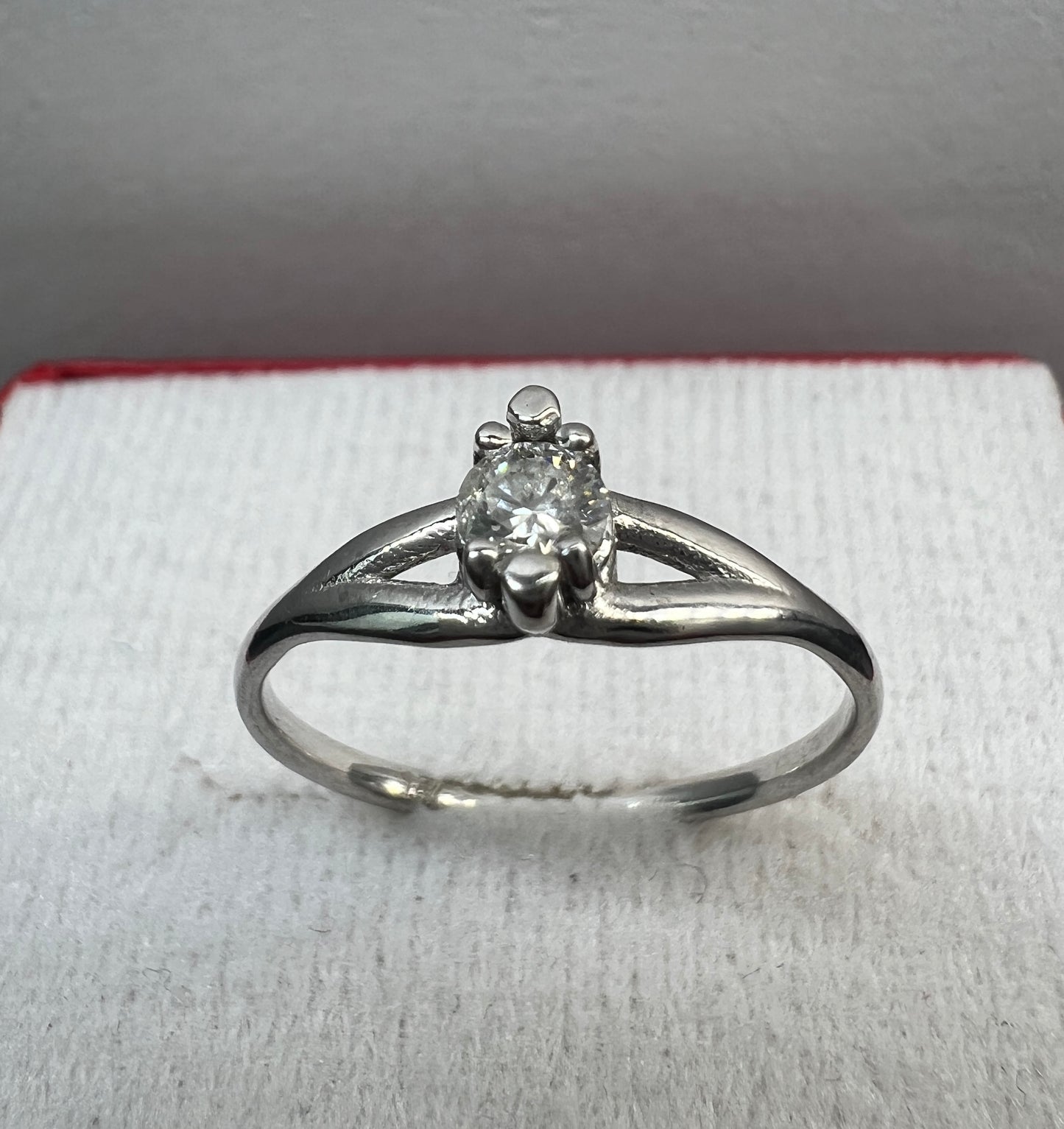 Anillo de Compromiso Oro Blanco con Diamante Natural 0.15ct