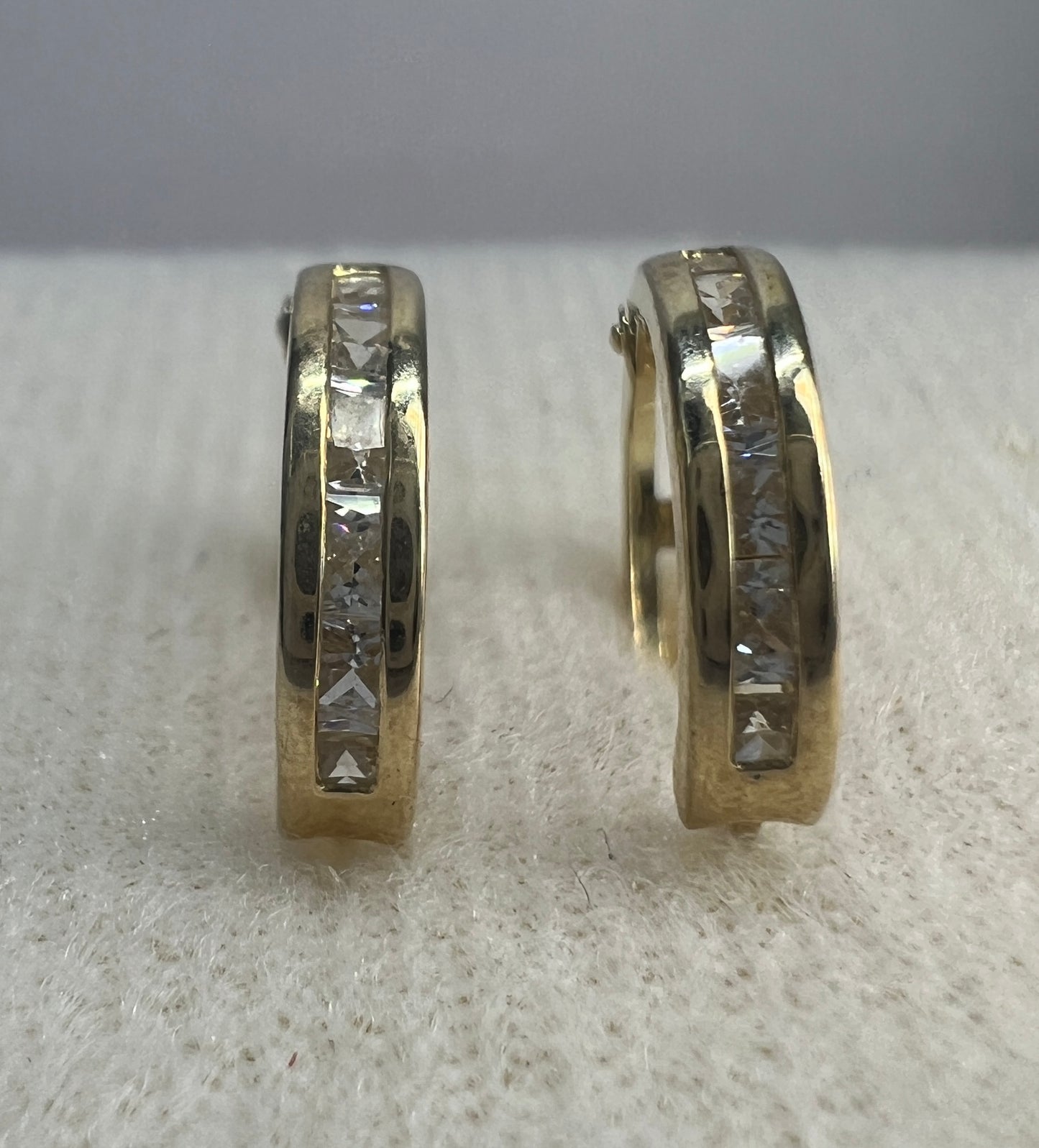 Arracadas Huggies Oro Sólido 10kt con Zirconias