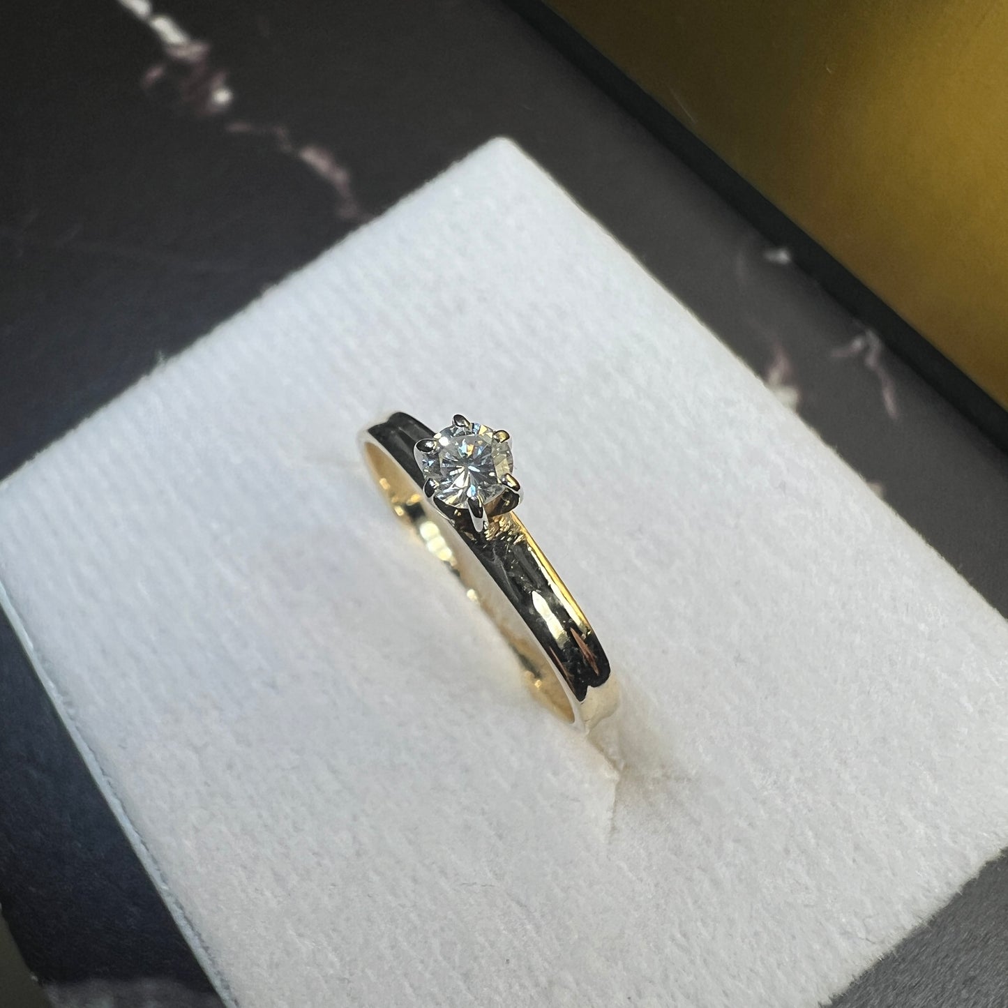 Anillo de Compromiso Oro Amarillo y Diamante Natural 0.13ct