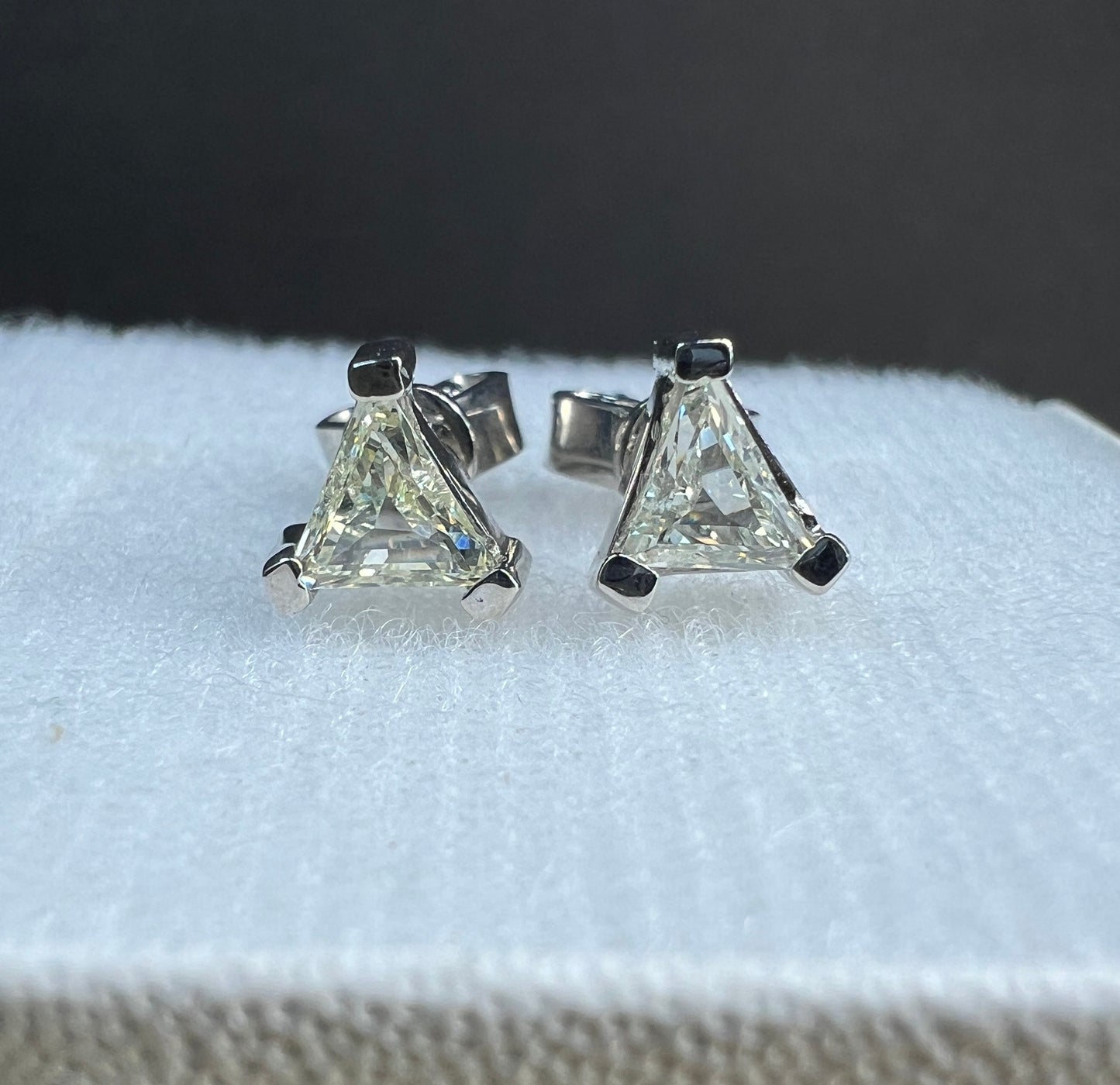 Aretes Broquel Oro Blanco con Diamantes Naturales Trillion 0.62ct