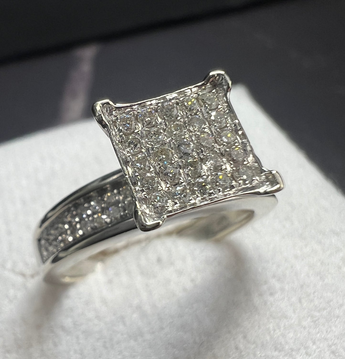 Anillo de Compromiso Oro Blanco con Diamantes Naturales 0.65ct