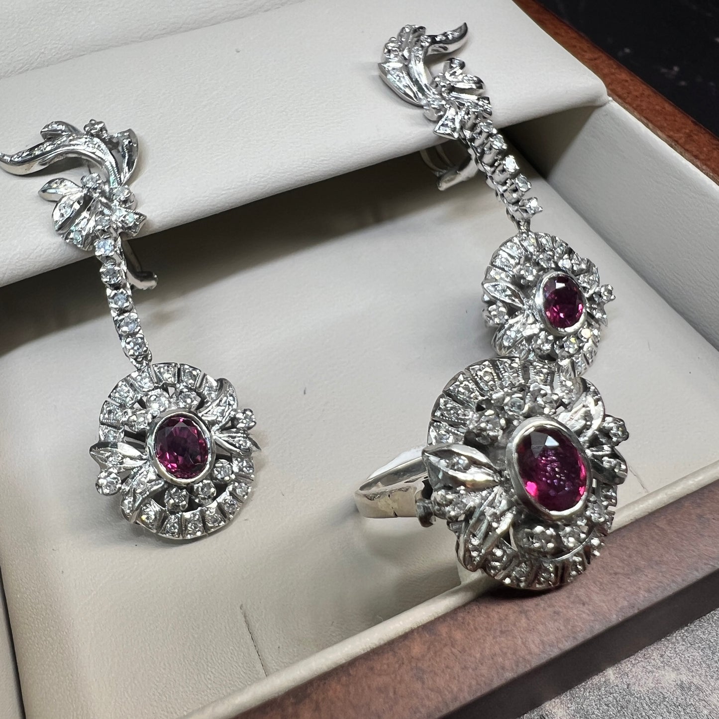 Juego de Anillo y Aretes de Plata Paladio con Rubies y Diamantes Naturales 1.68ct