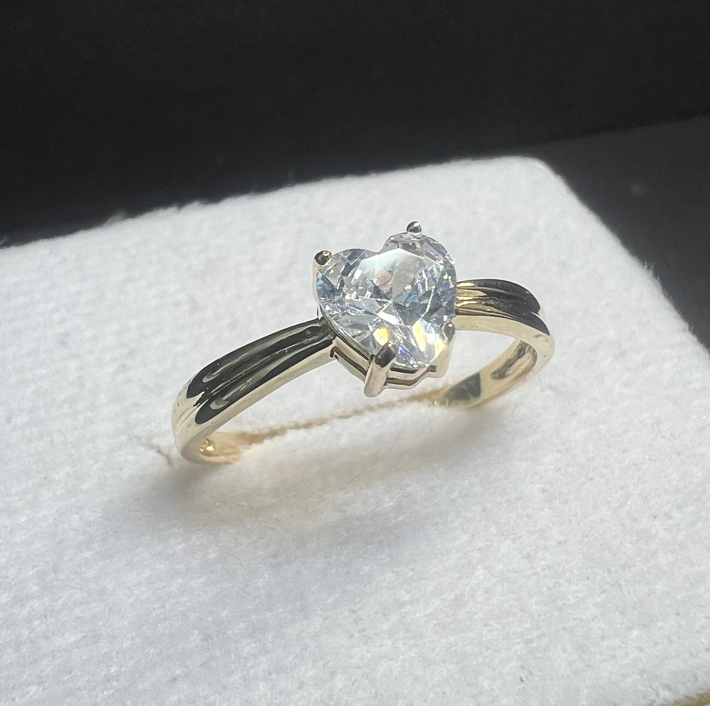 Anillo de Compromiso Oro con Zirconia Corazón