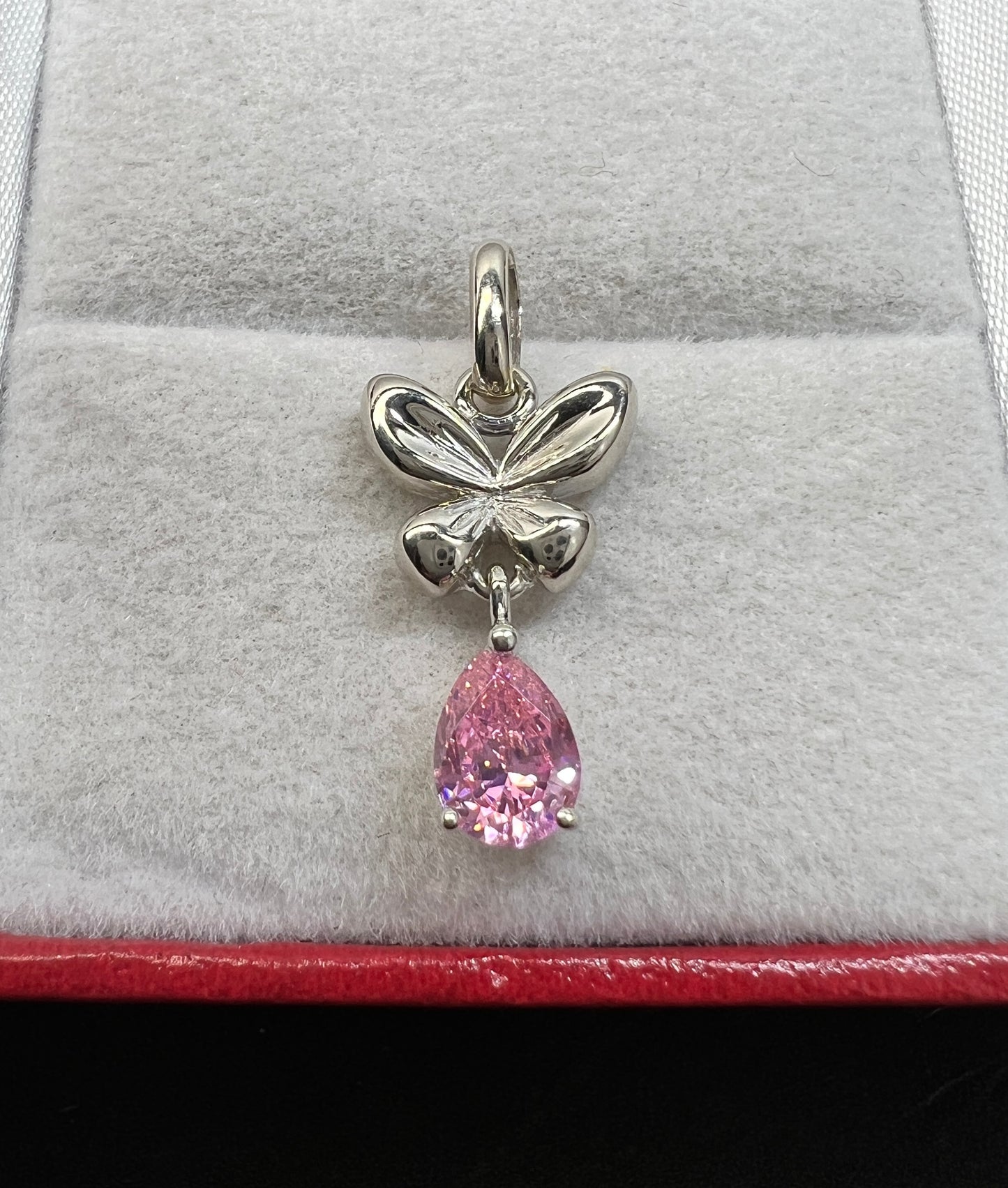 Dije Mariposa Oro Blanco 14kt con Zirconia Rosa