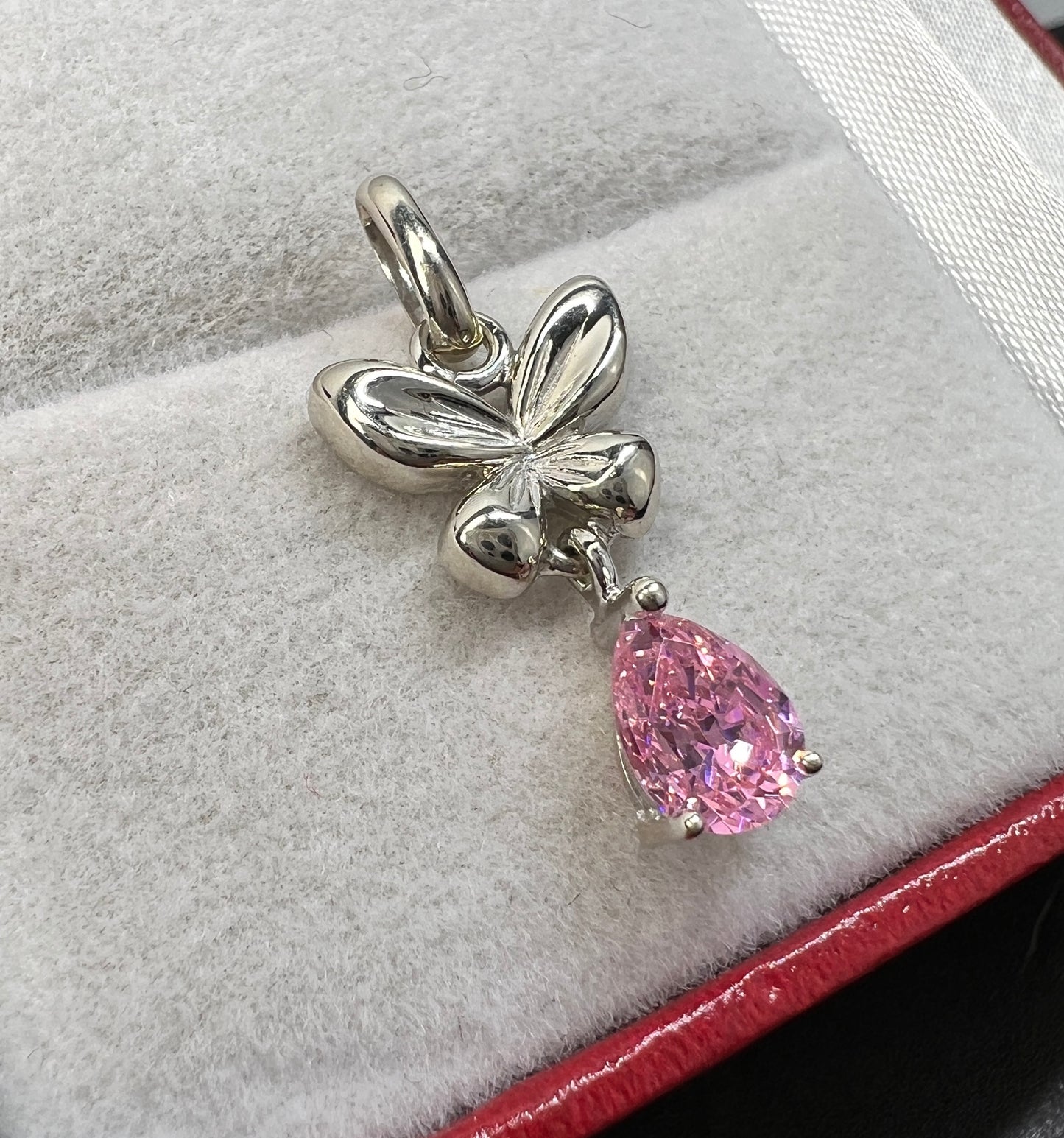 Dije Mariposa Oro Blanco 14kt con Zirconia Rosa