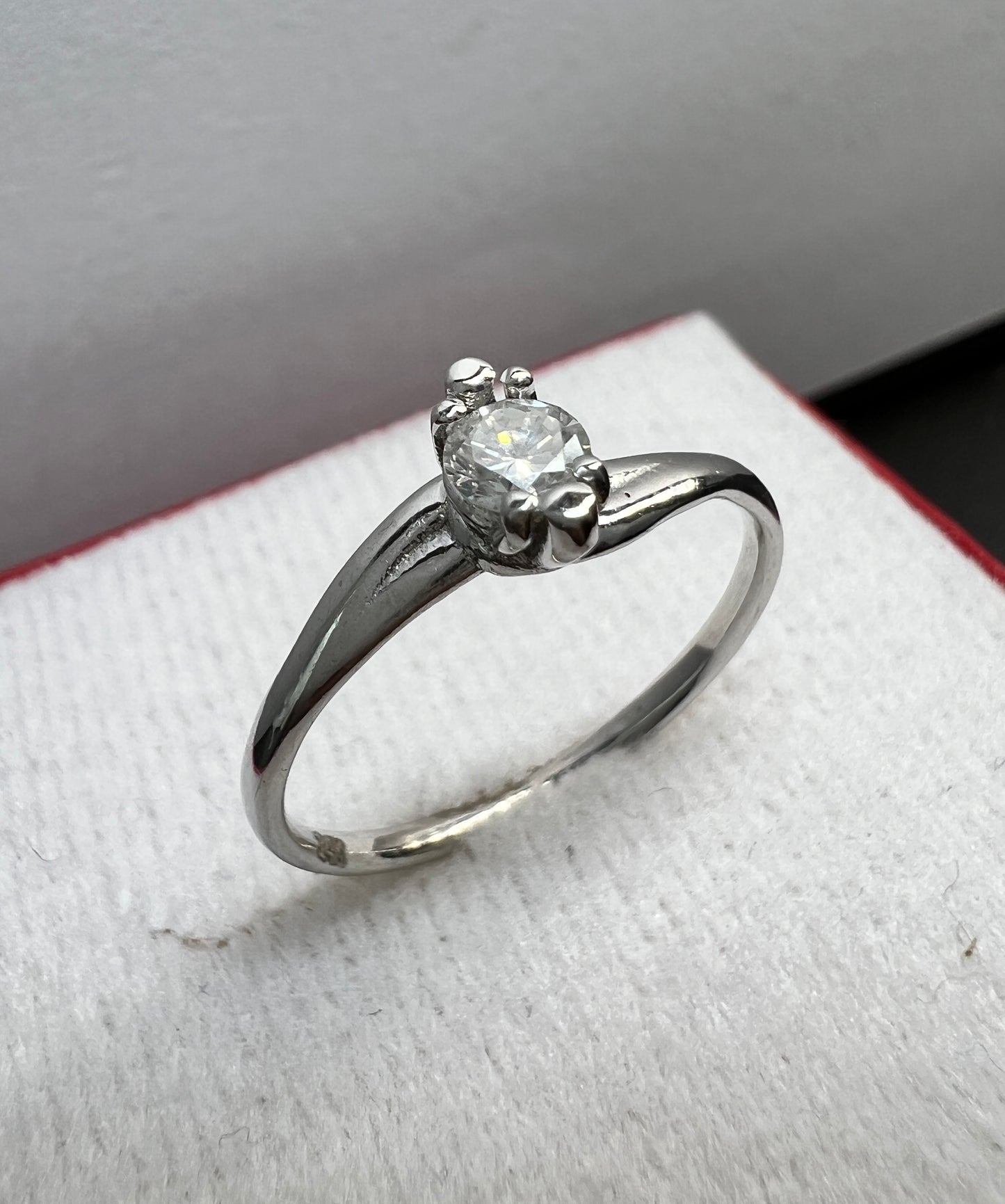 Anillo de Compromiso Oro Blanco con Diamante Natural 0.20ct