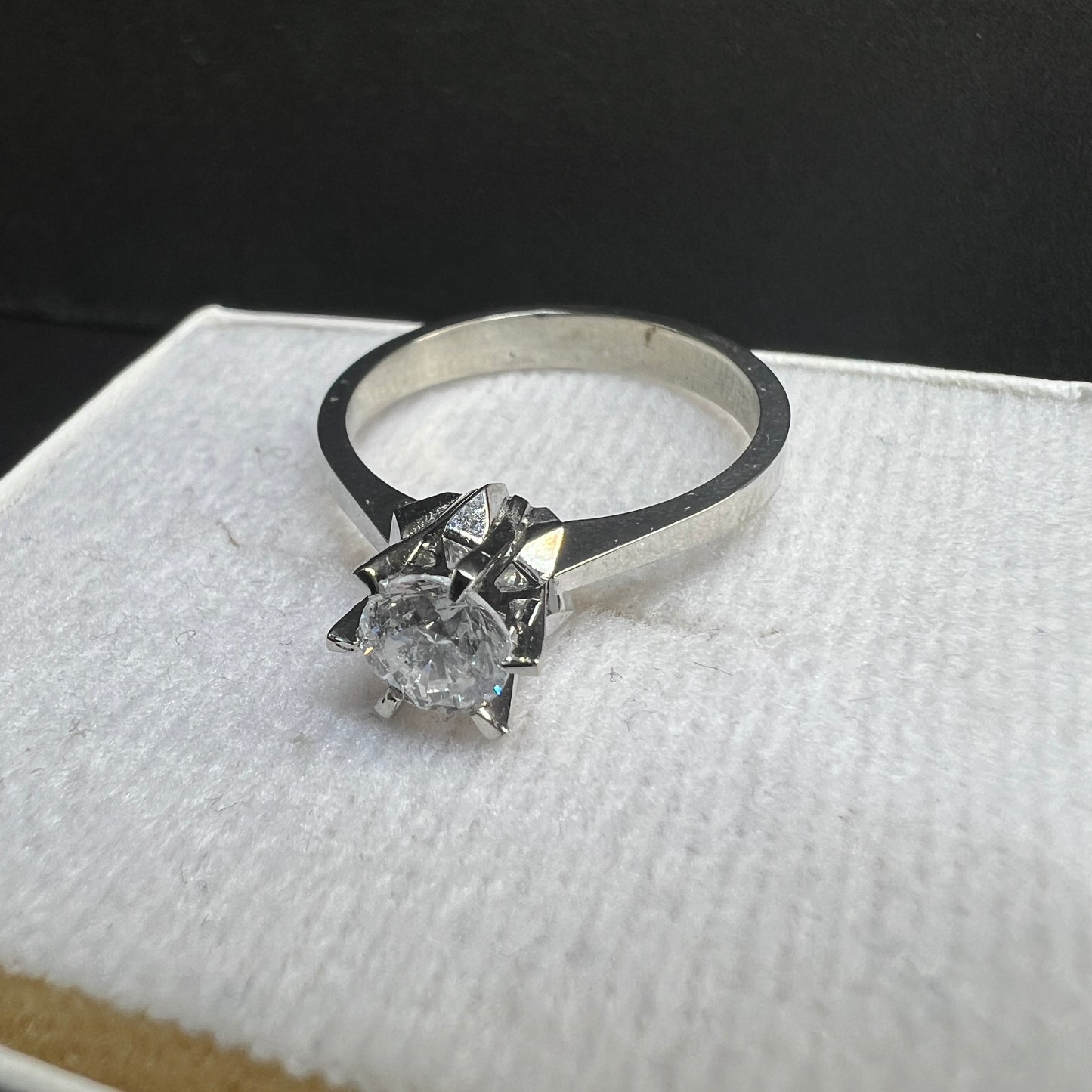 Anillo de Compromiso Oro Blanco con Diamante Natural 0.52ct