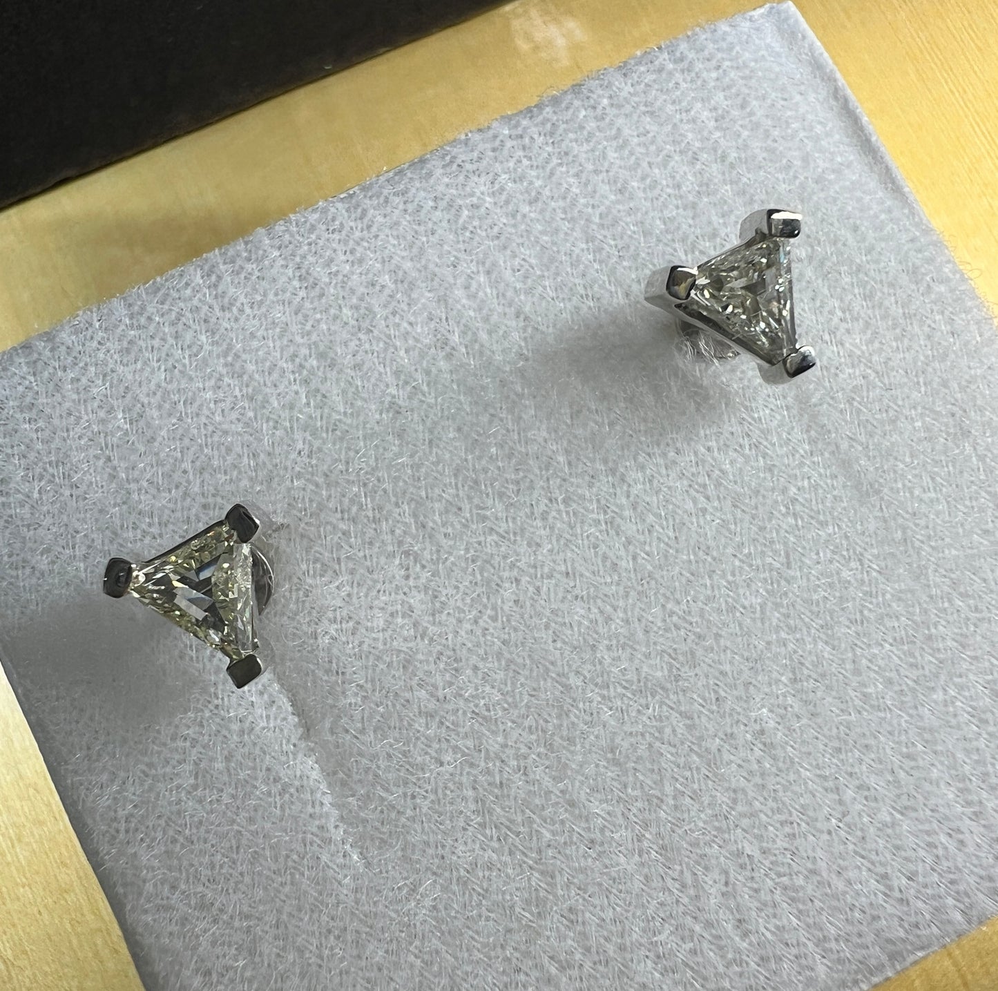 Aretes Broquel Oro Blanco con Diamantes Naturales Trillion 0.62ct