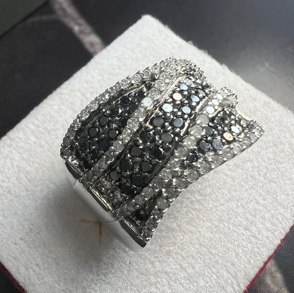 Anillo Oro Blanco con Diamantes Naturales Blancos y Negros 2.36ct