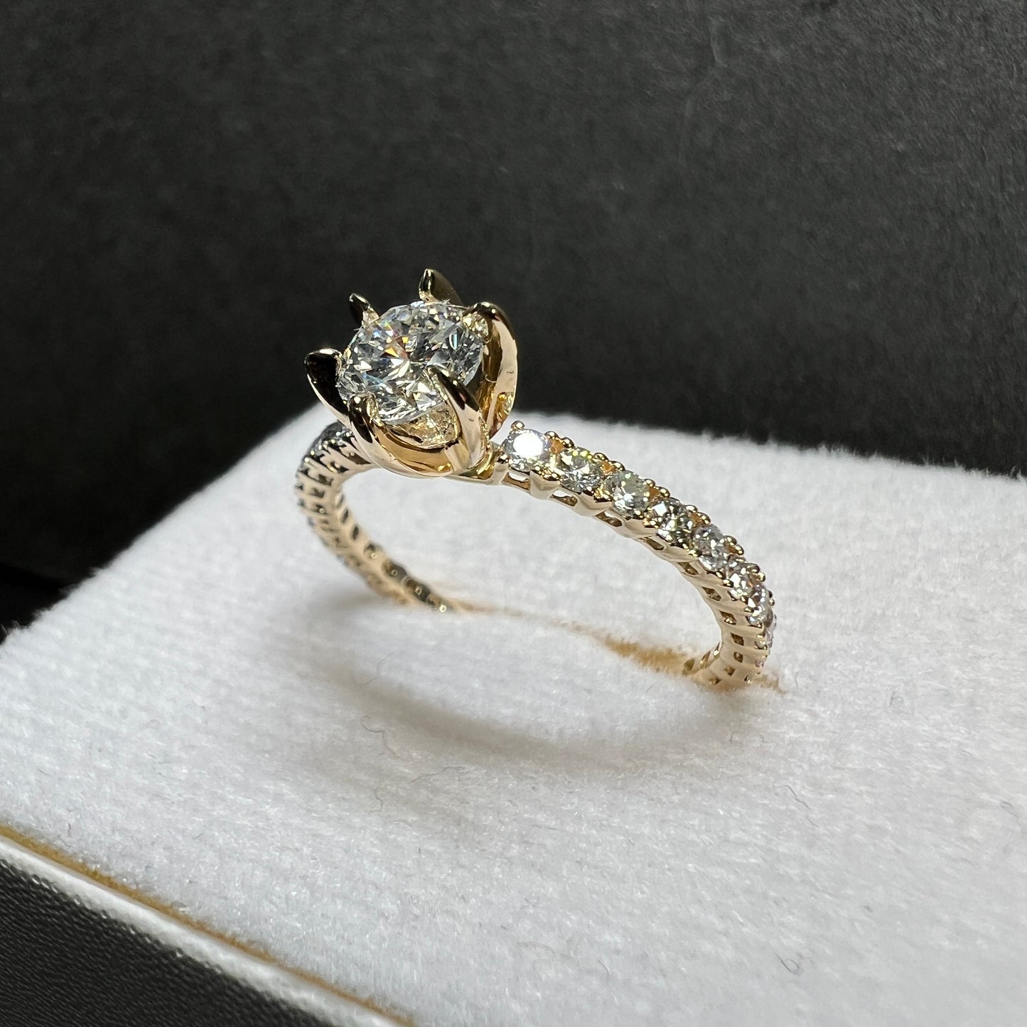 Anillo de Compromiso Pavé Oro Amarillo con Diamantes Naturales 1.22ct