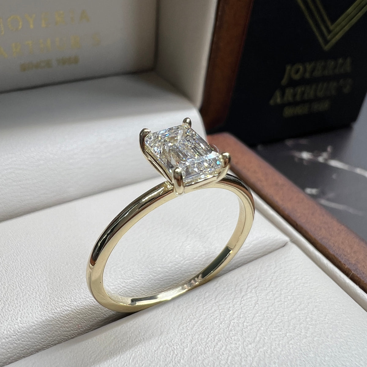 Anillo de Compromiso Oro Amarillo de 14k con Diamante de Laboratorio Esmeralda 1.00ct Certificado IGI