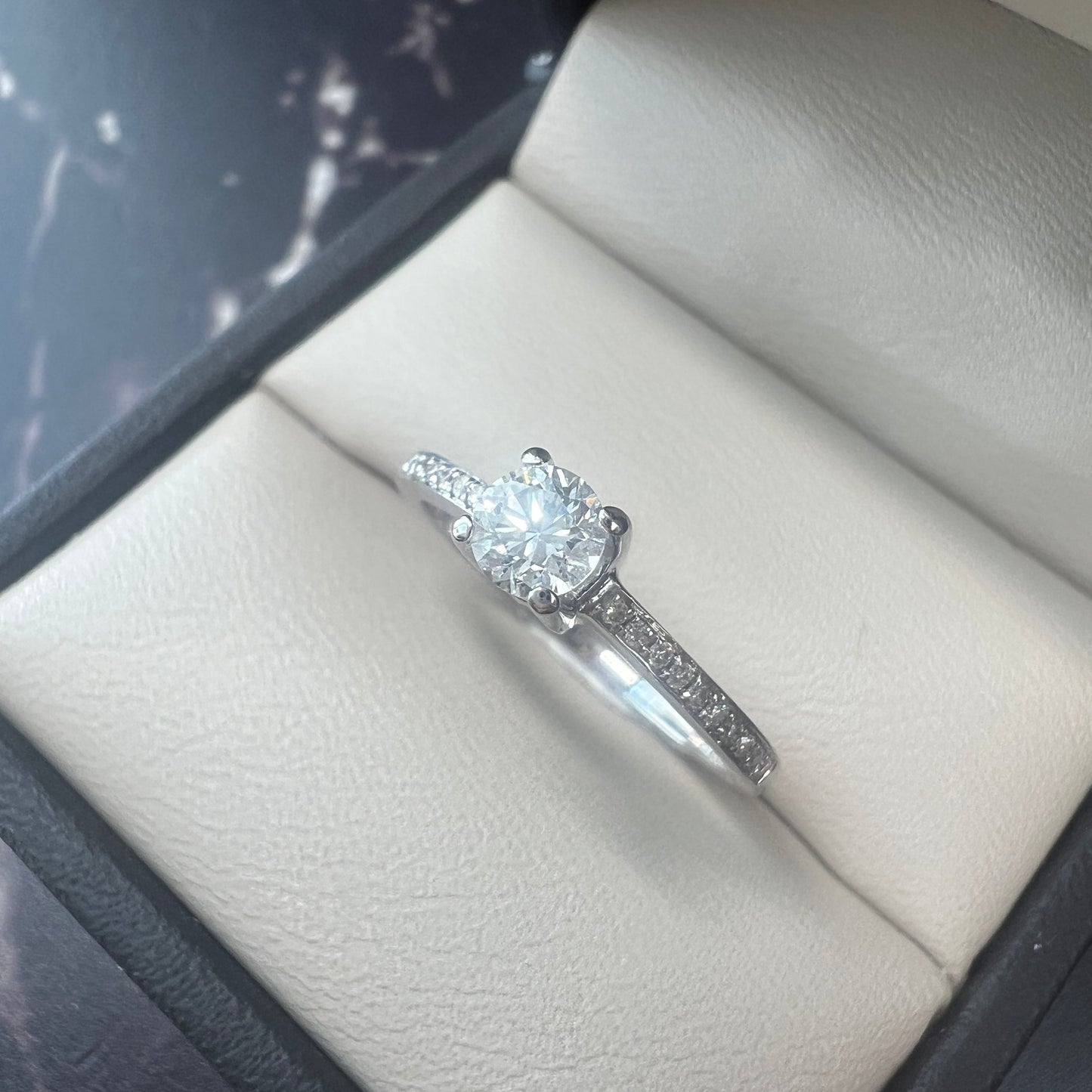 Anillo de Compromiso Oro Blanco 14k con Diamantes Naturales 0.35ct