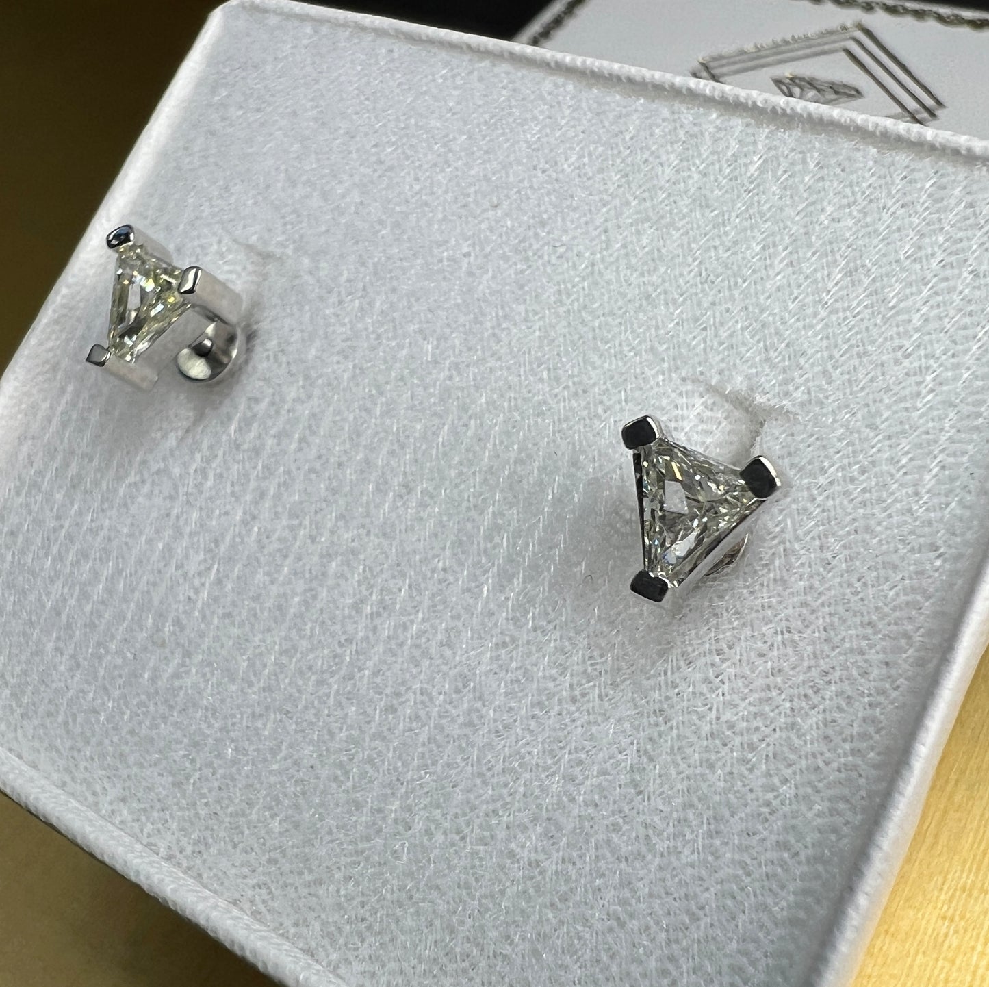 Aretes Broquel Oro Blanco con Diamantes Naturales Trillion 0.62ct