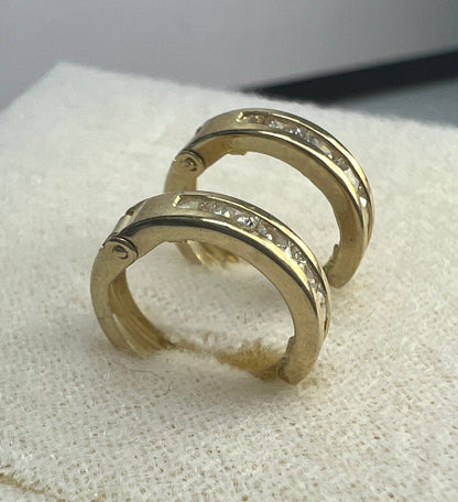 Arracadas Huggies Oro Sólido 10kt con Zirconias