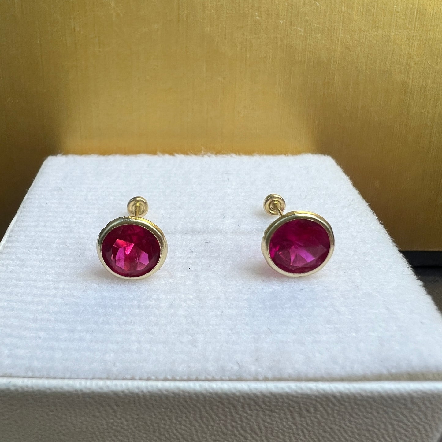 Broqueles Oro Sólido 10kt con Zirconia roja