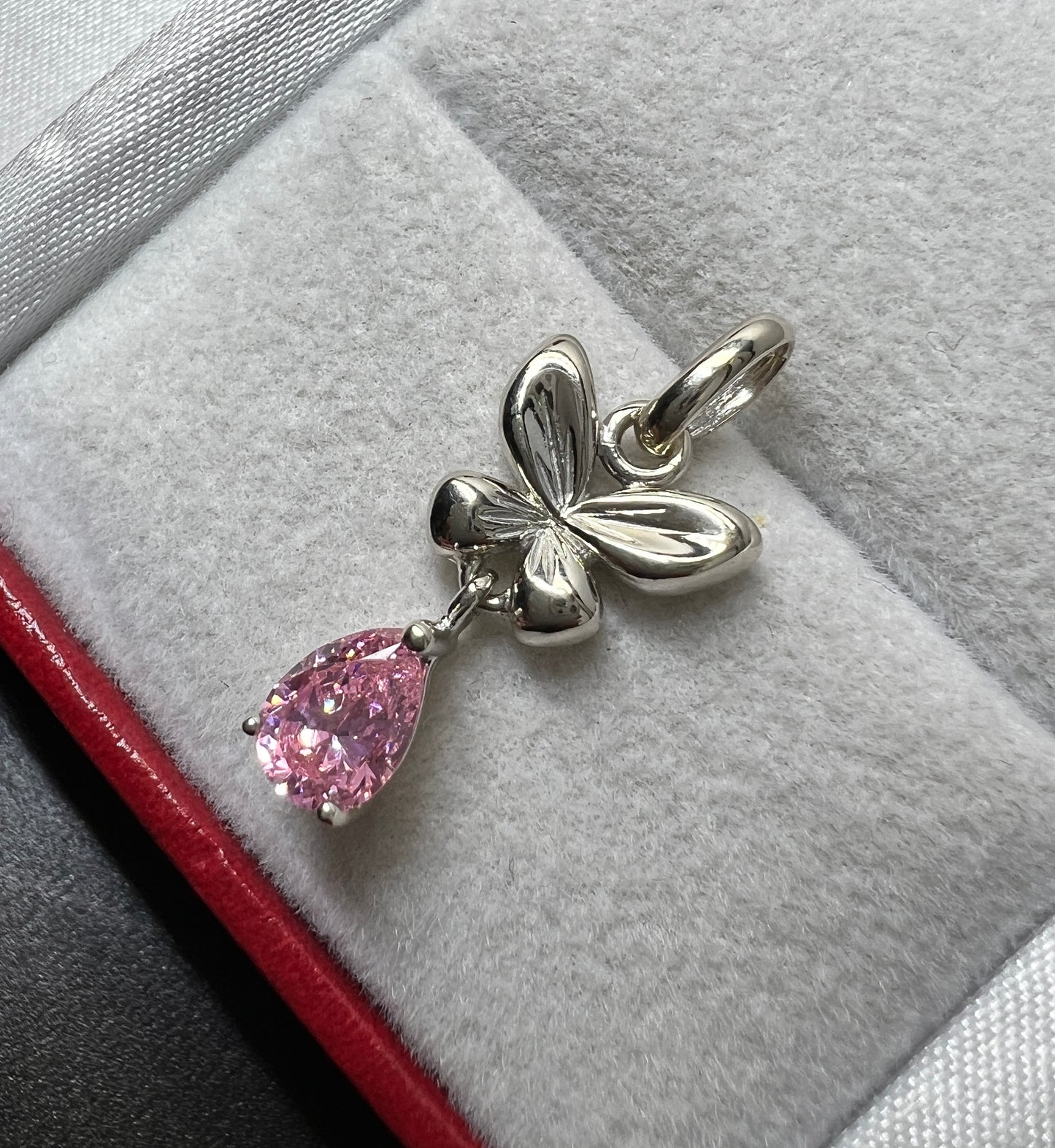 Dije Mariposa Oro Blanco 14kt con Zirconia Rosa