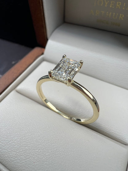 Anillo de Compromiso Oro Amarillo de 14k con Diamante de Laboratorio Esmeralda 1.00ct Certificado IGI