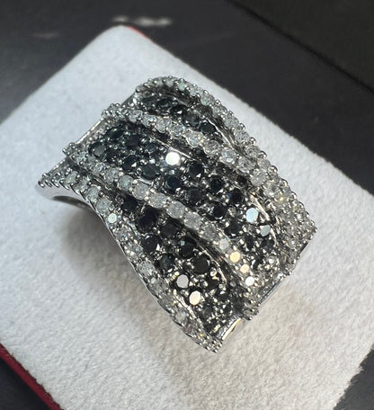 Anillo Oro Blanco con Diamantes Naturales Blancos y Negros 2.36ct