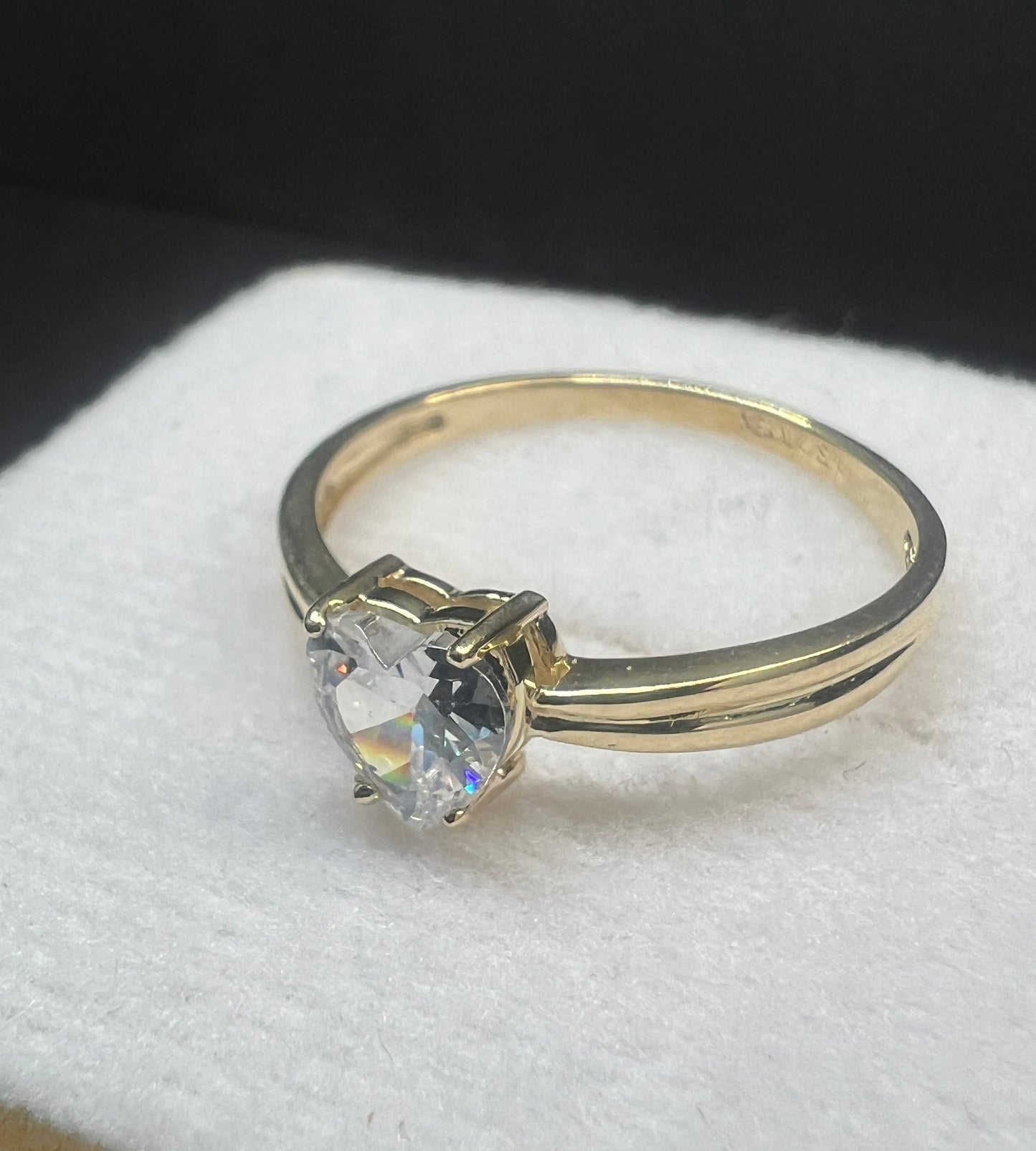 Anillo de Compromiso Oro con Zirconia Corazón