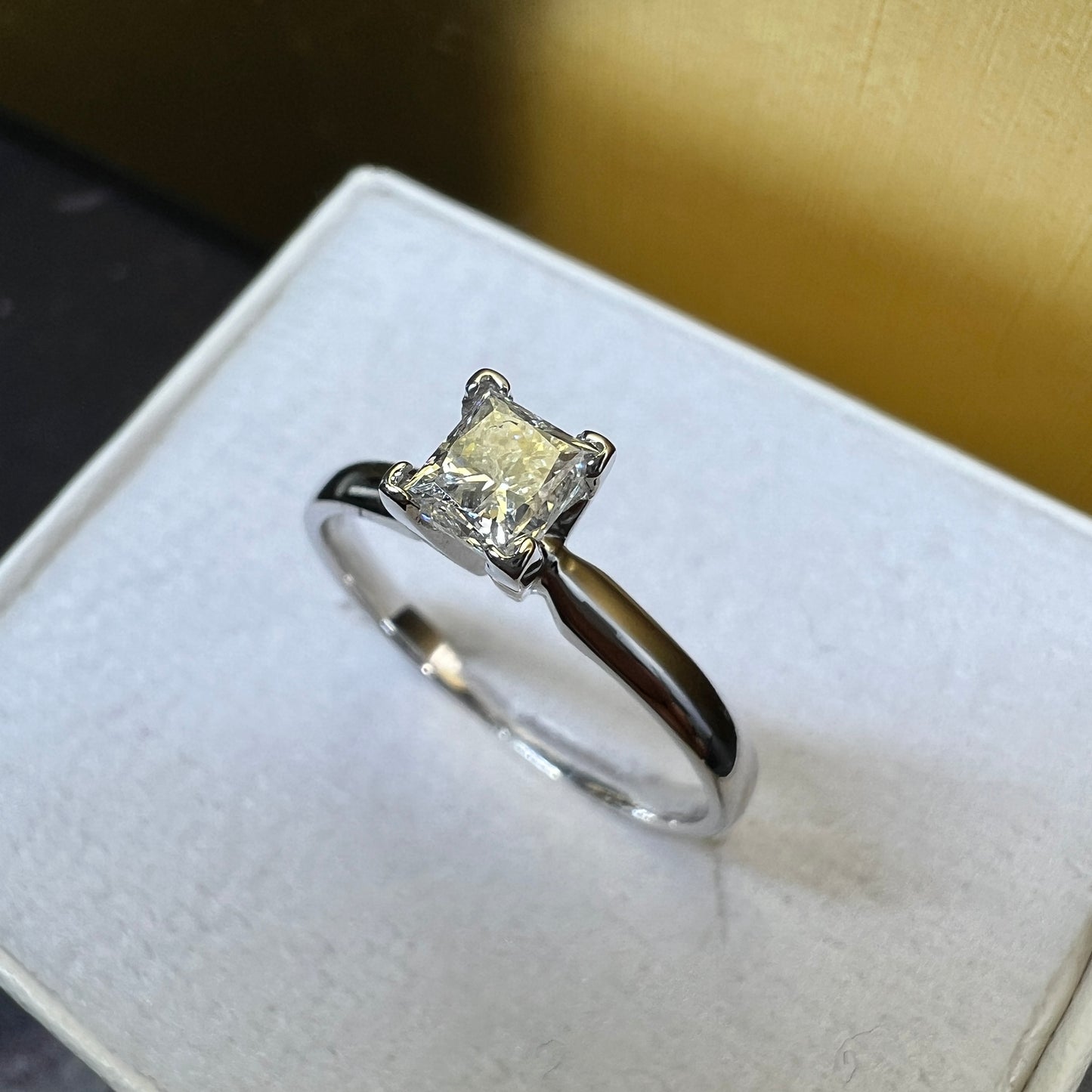 Anillo de Compromiso Oro Blanco 14k con Diamante Natural Princess 0.49ct