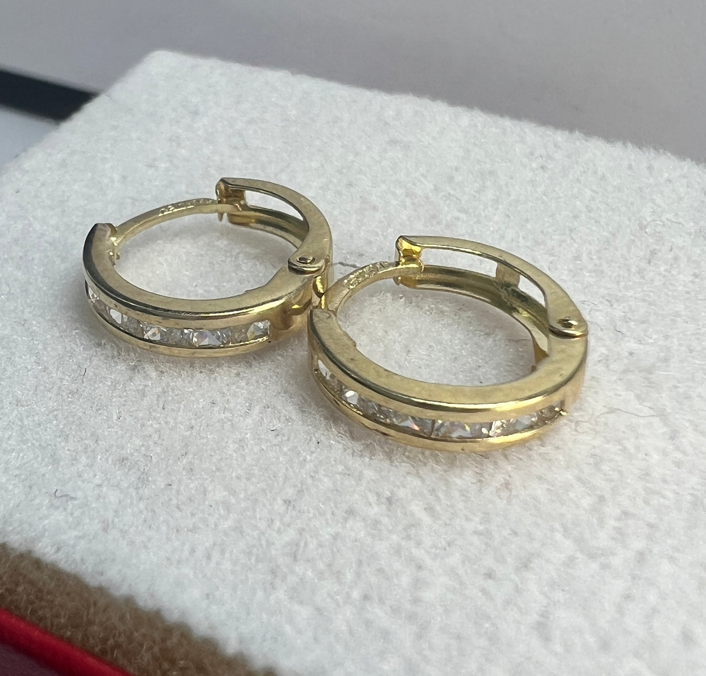 Arracadas Huggies Oro Sólido 10kt con Zirconias