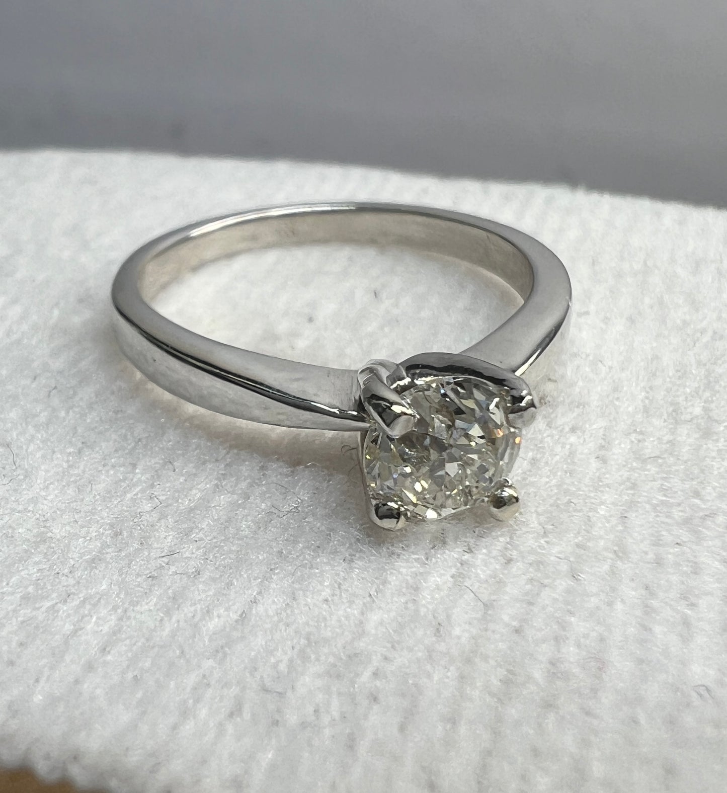 Anillo de Compromiso Oro Blanco con Diamante Natural 0.65ct