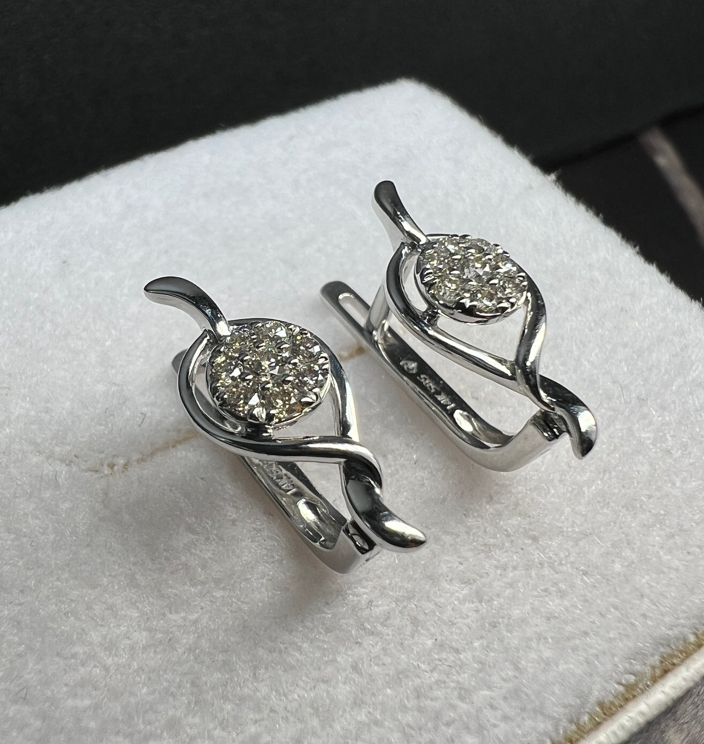 Aretes Oro Blanco con Diamantes Naturales 0.36ct