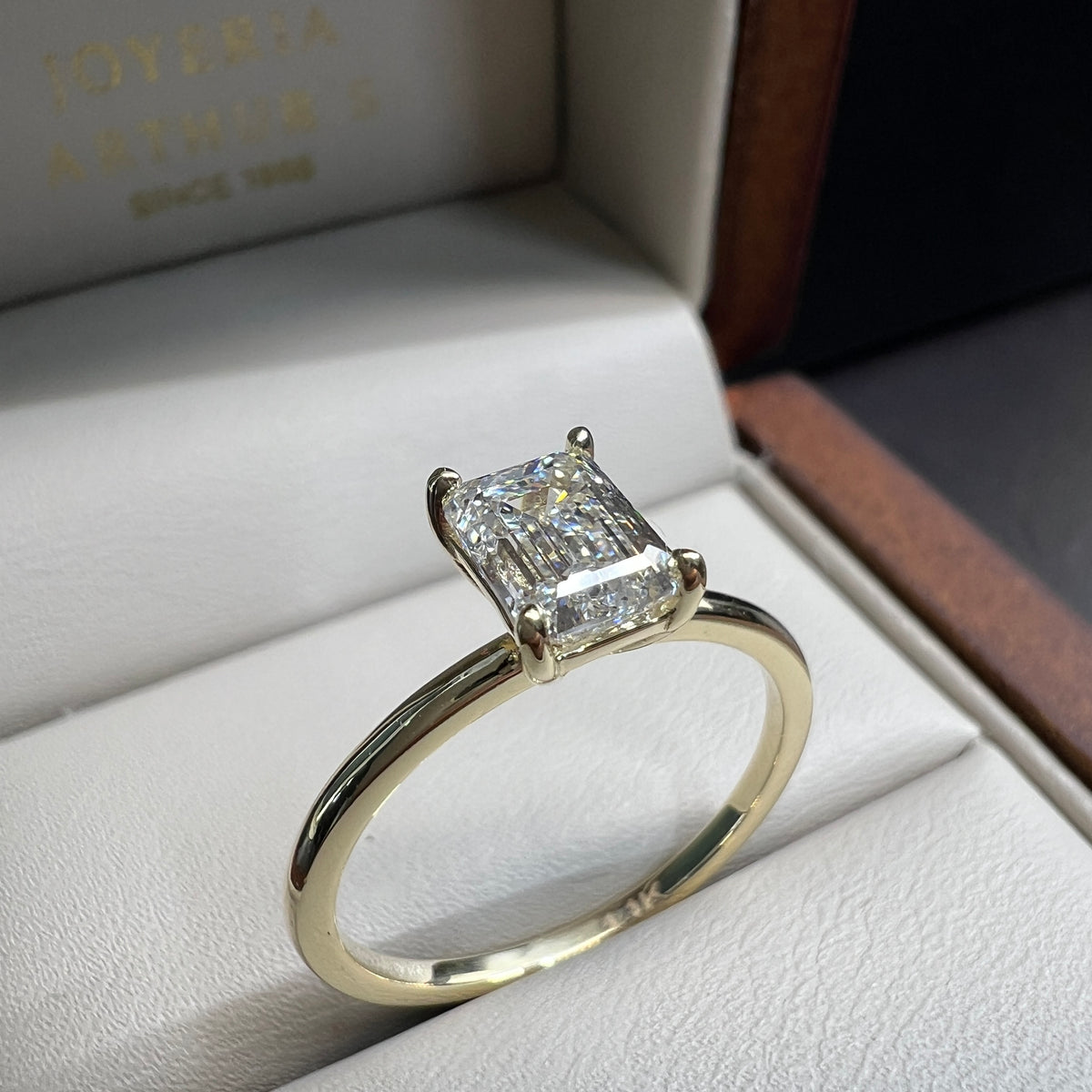 Anillo de Compromiso Oro Amarillo de 14k con Diamante de Laboratorio Esmeralda 1.00ct Certificado IGI