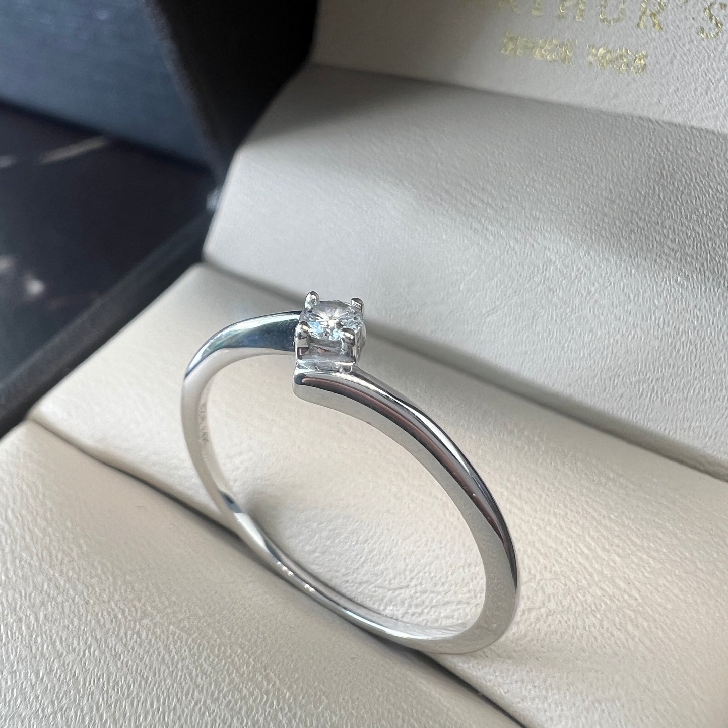 Anillo de Compromiso Oro Blanco 14k con Diamante Natural de 0.07ct