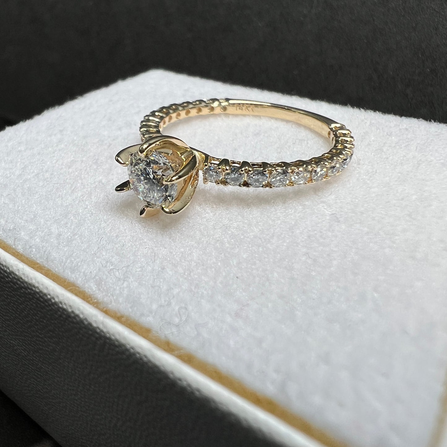 Anillo de Compromiso Pavé Oro Amarillo con Diamantes Naturales 1.22ct